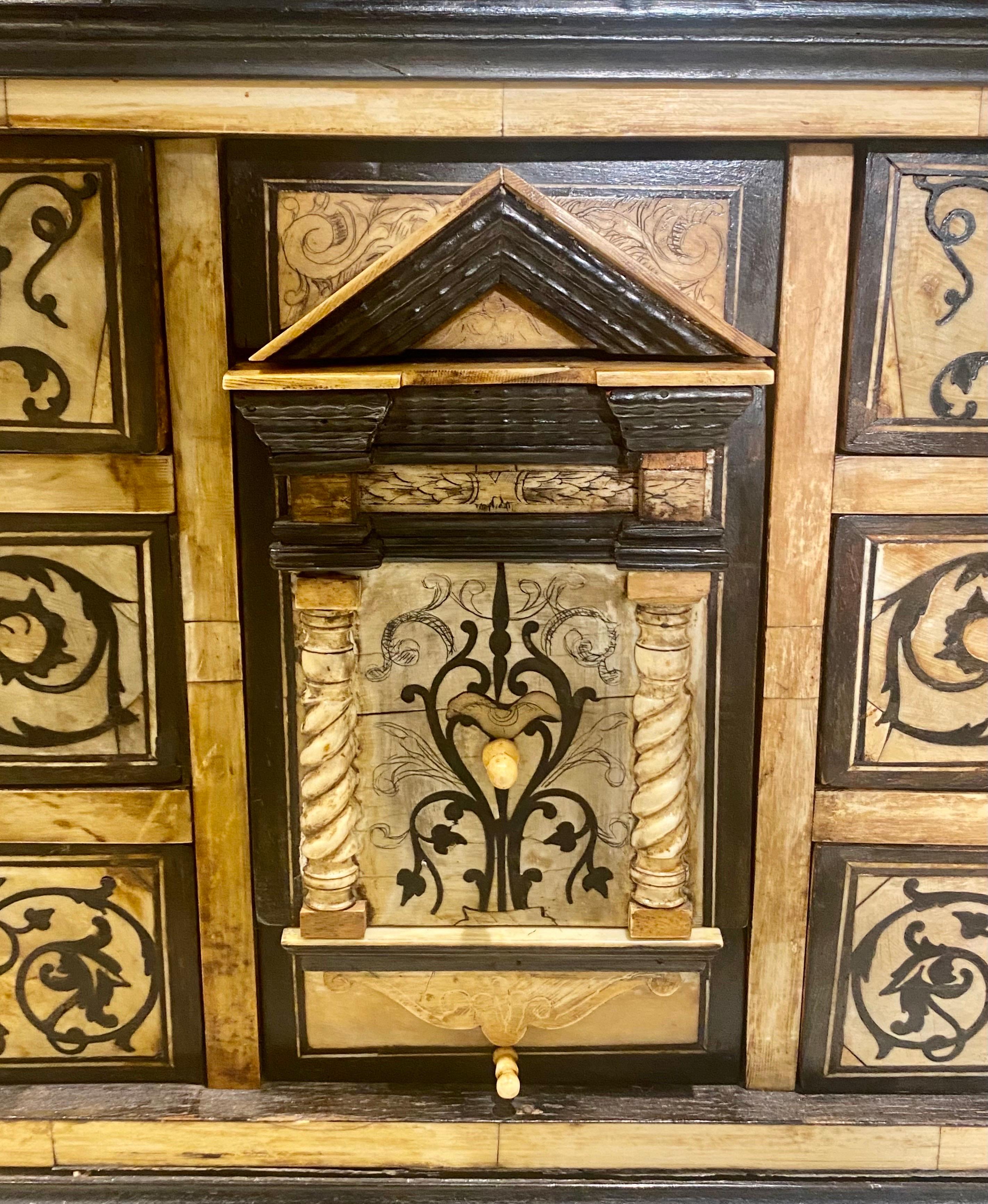 Antiker Tischschrank aus Ebenholz und elfenbeinfarbenem Holz, Norditalienisch, spätes 17. Jahrhundert im Angebot 5