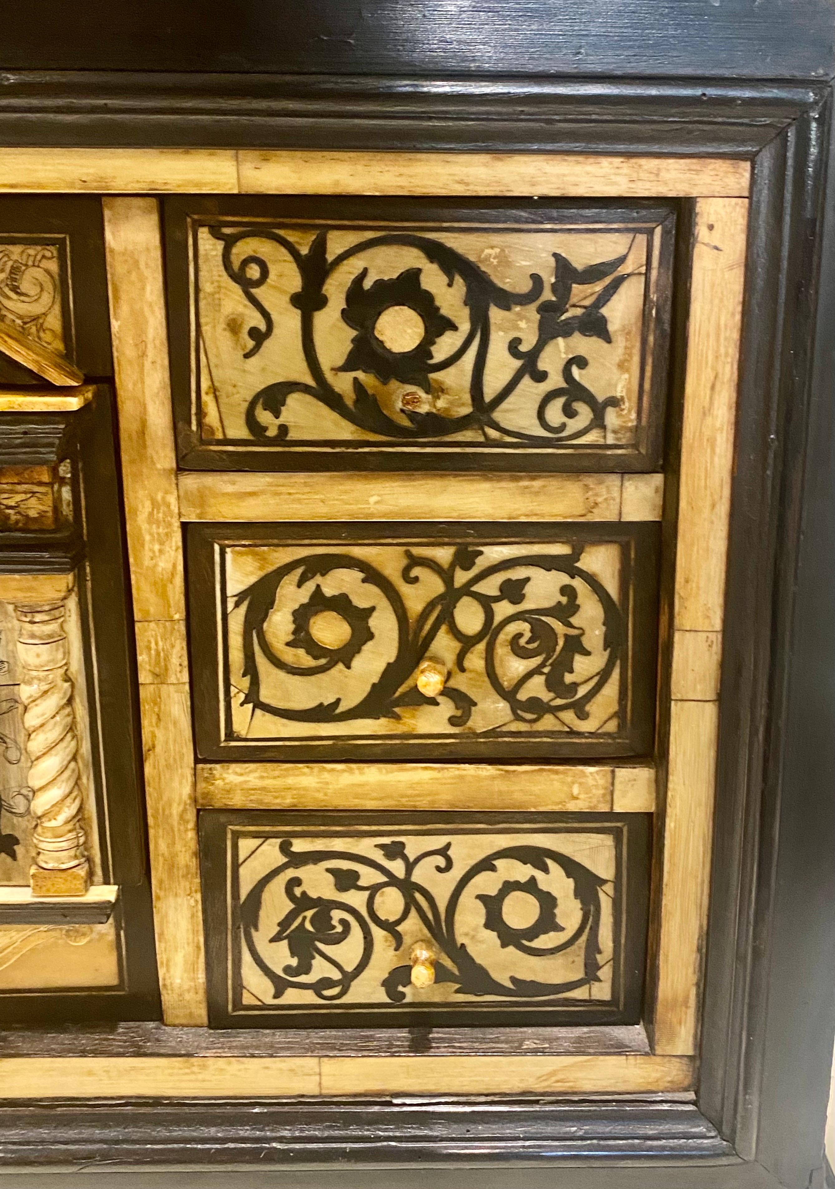 Cabinet de table ancien en ébène et ivoire, fin du XVIIe siècle, Italie du Nord en vente 5