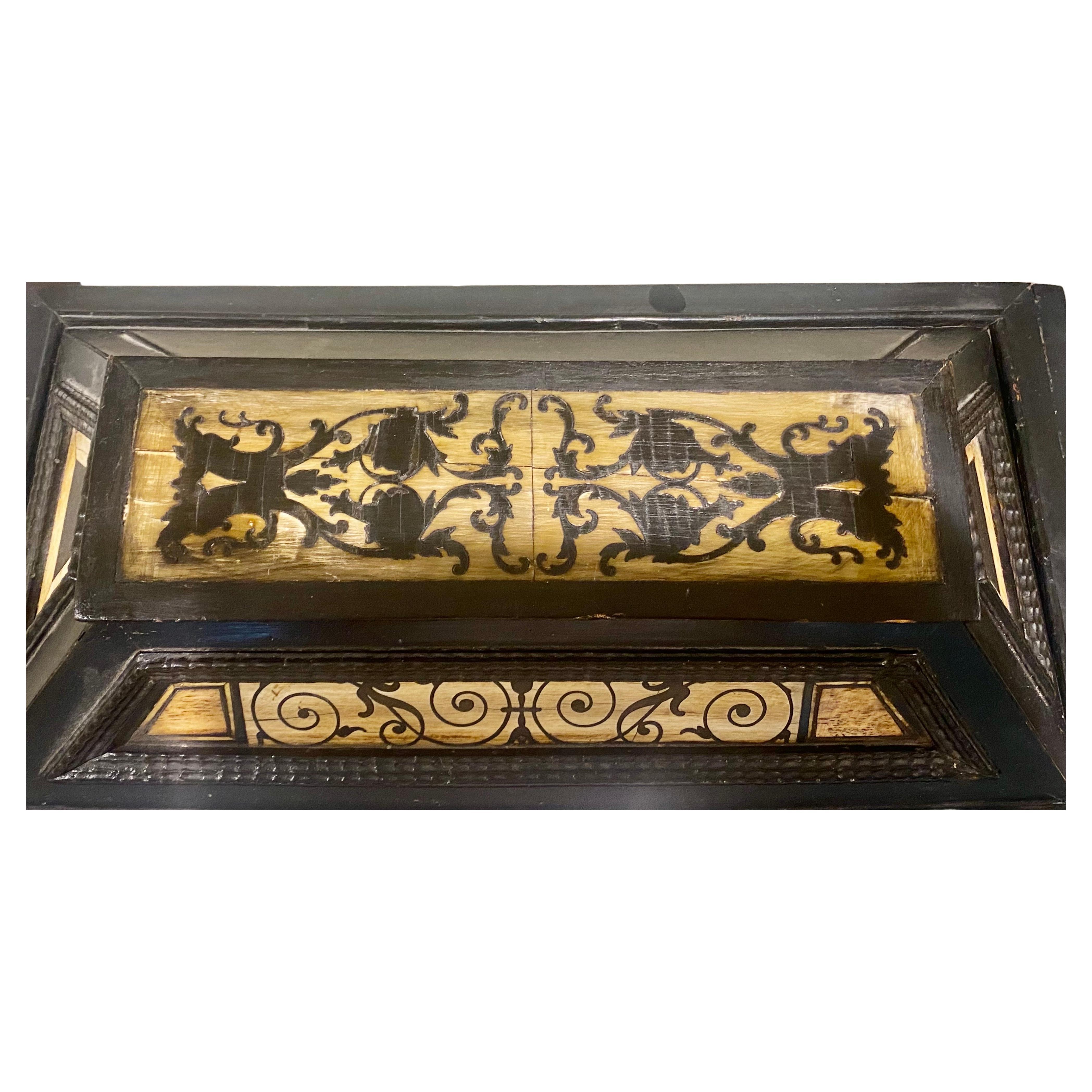 Antiker Tischschrank aus Ebenholz und elfenbeinfarbenem Holz, Norditalienisch, spätes 17. Jahrhundert (Elfenbein) im Angebot