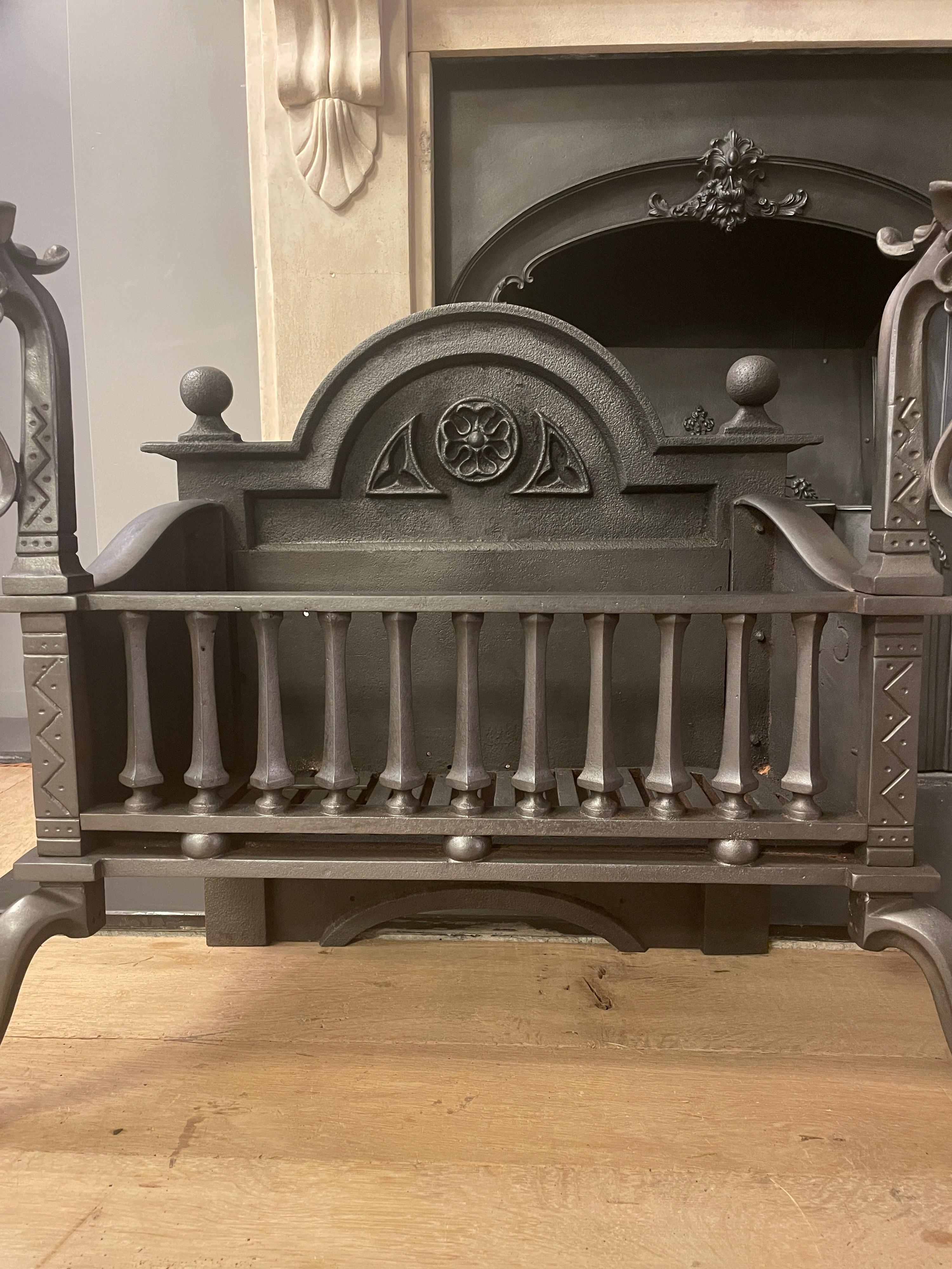 Antique English Cast Iron Dragon Fire Grate In Good Condition For Sale In London, GB