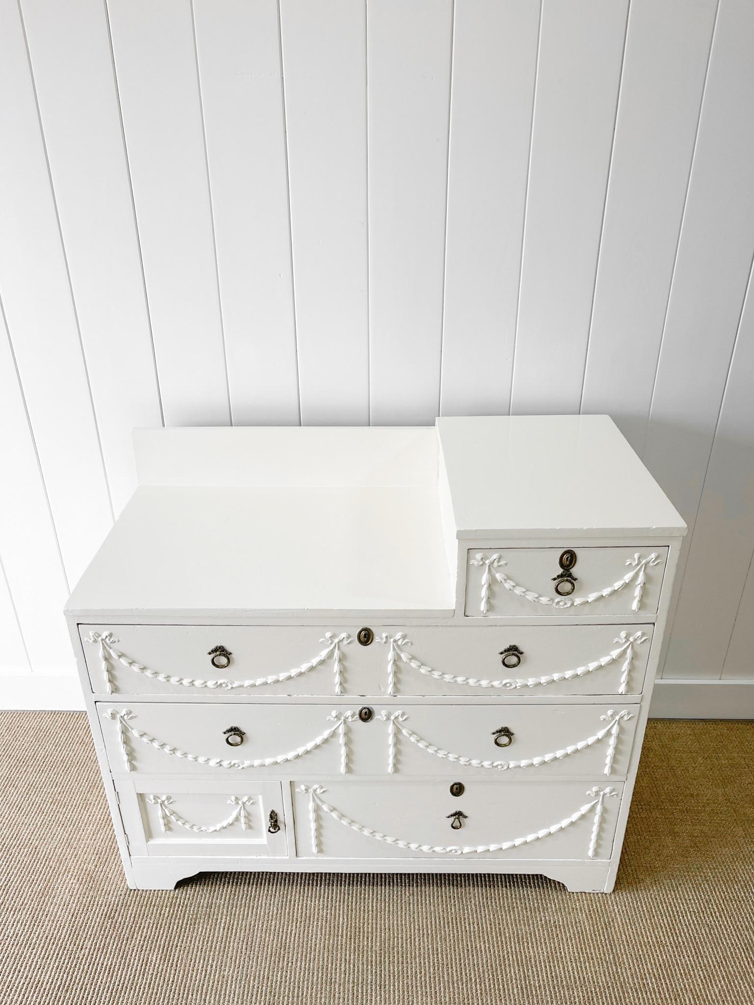 The English Country House Antiques Chest of Drawers Dresser (Commode) en vente 3