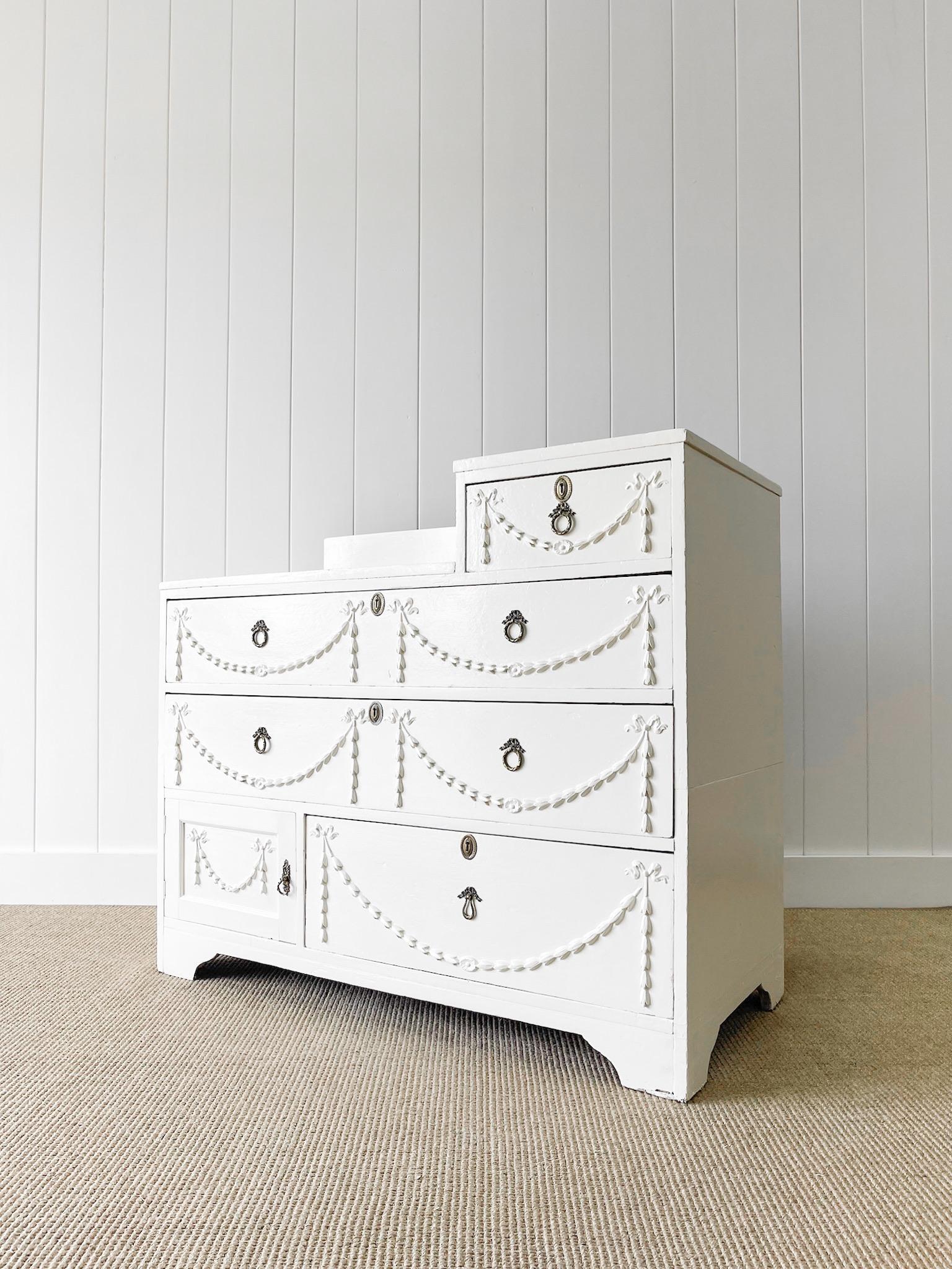 Édouardien The English Country House Antiques Chest of Drawers Dresser (Commode) en vente
