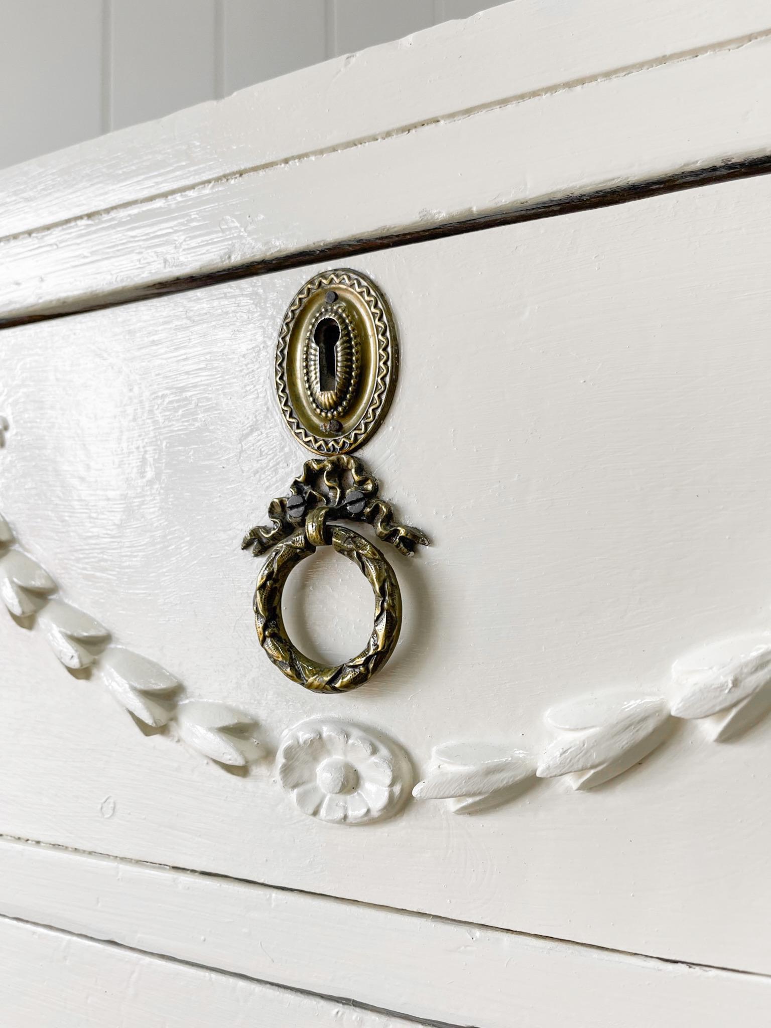 The English Country House Antiques Chest of Drawers Dresser (Commode) Bon état - En vente à Oak Park, MI