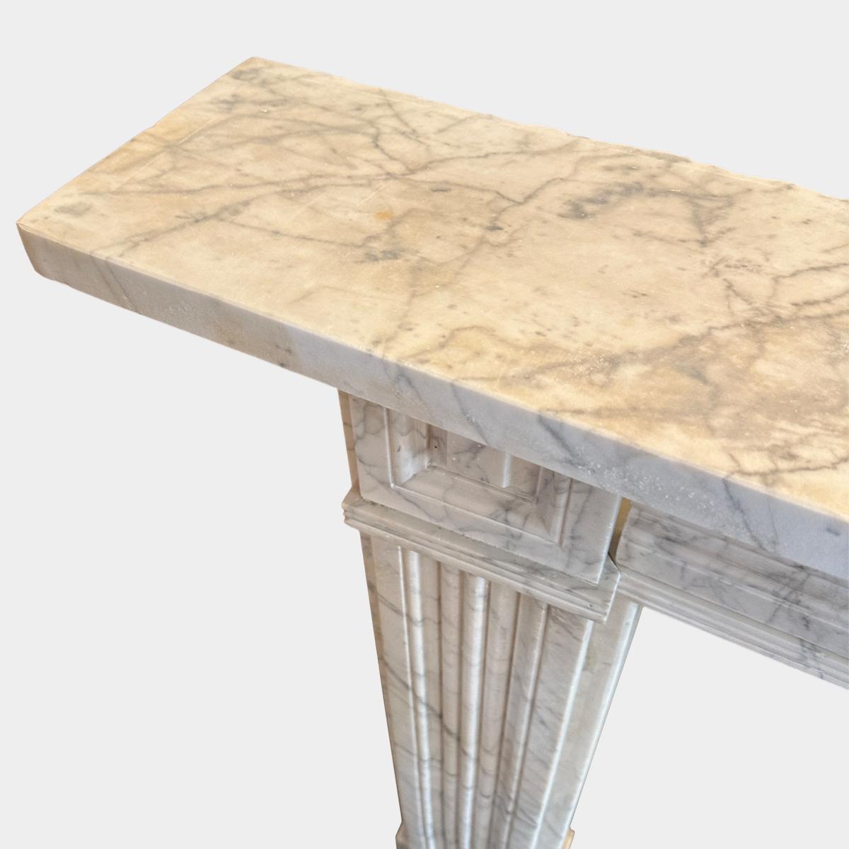 Caminetto antico del XIX secolo in marmo italiano di Carrara 