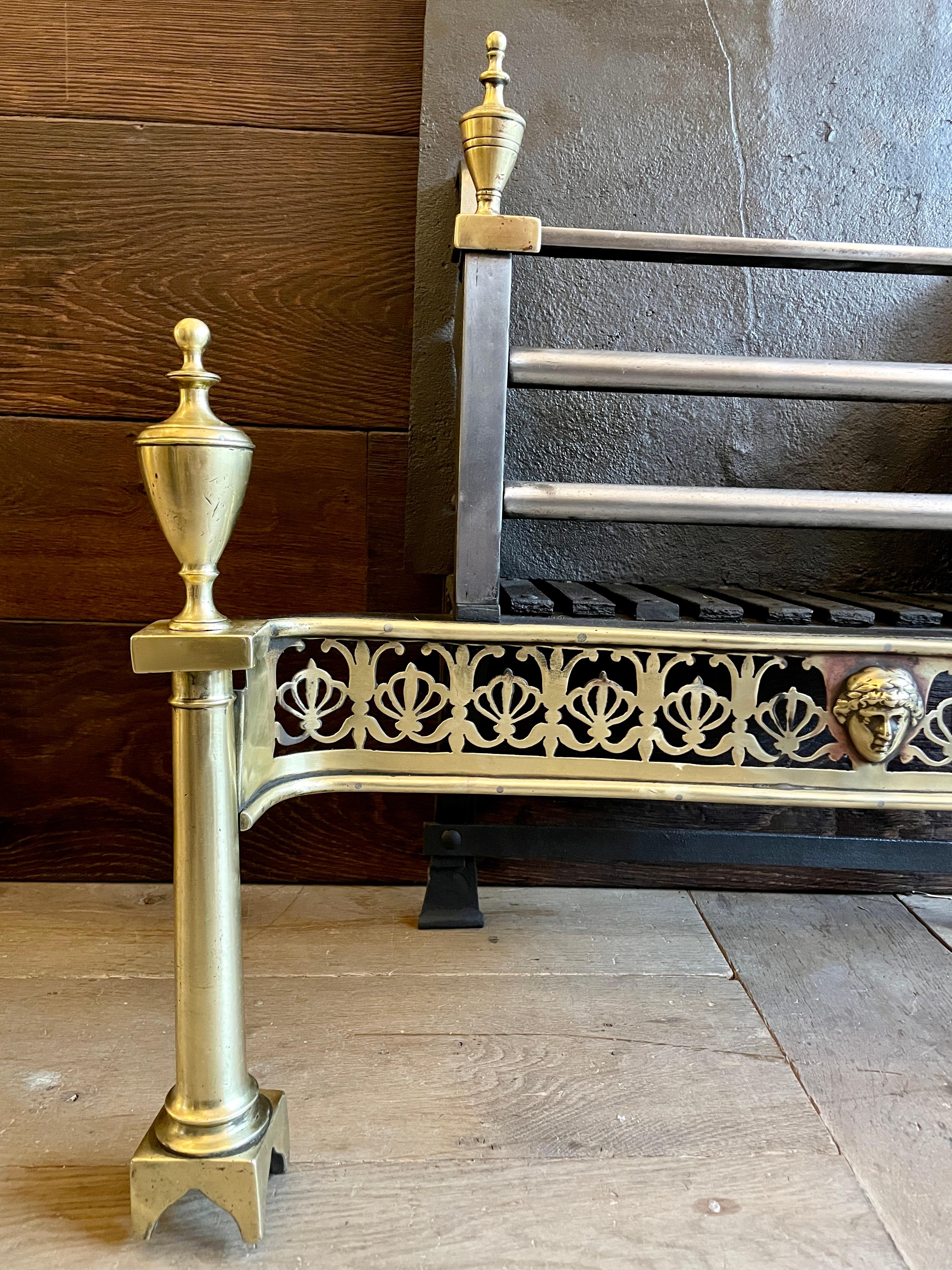 An Antique English Georgian Fire Grate In Good Condition For Sale In London, GB