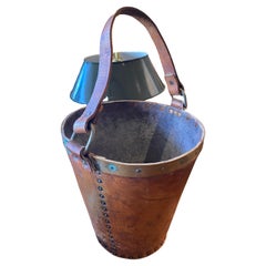 Un antiguo cubo de cuero inglés para el fuego,  bonito color y pátina.