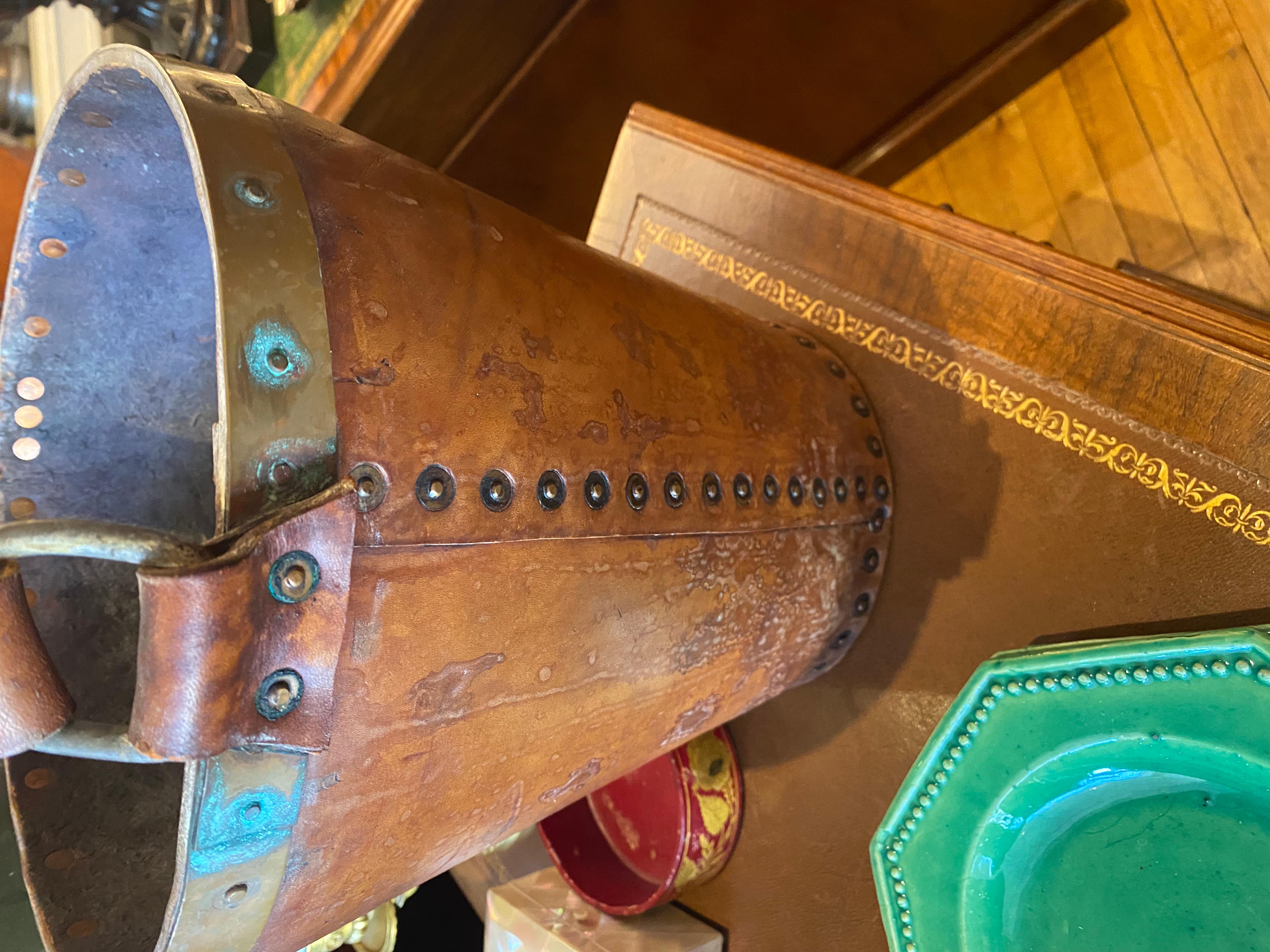 Un ancien seau à feu en cuir anglais,  belle couleur et patine. Bon état - En vente à Buchanan, MI