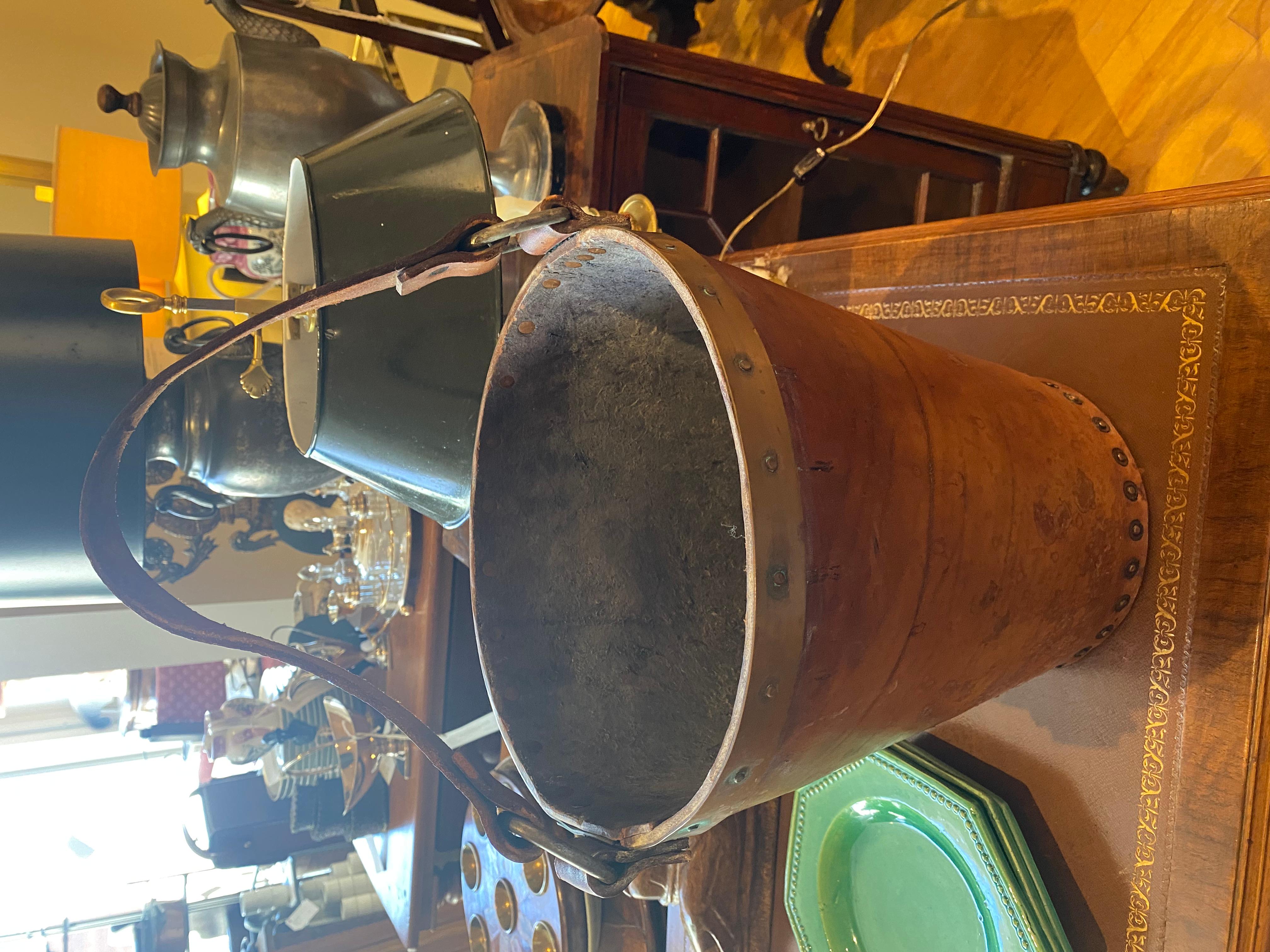 XIXe siècle Un ancien seau à feu en cuir anglais,  belle couleur et patine. en vente