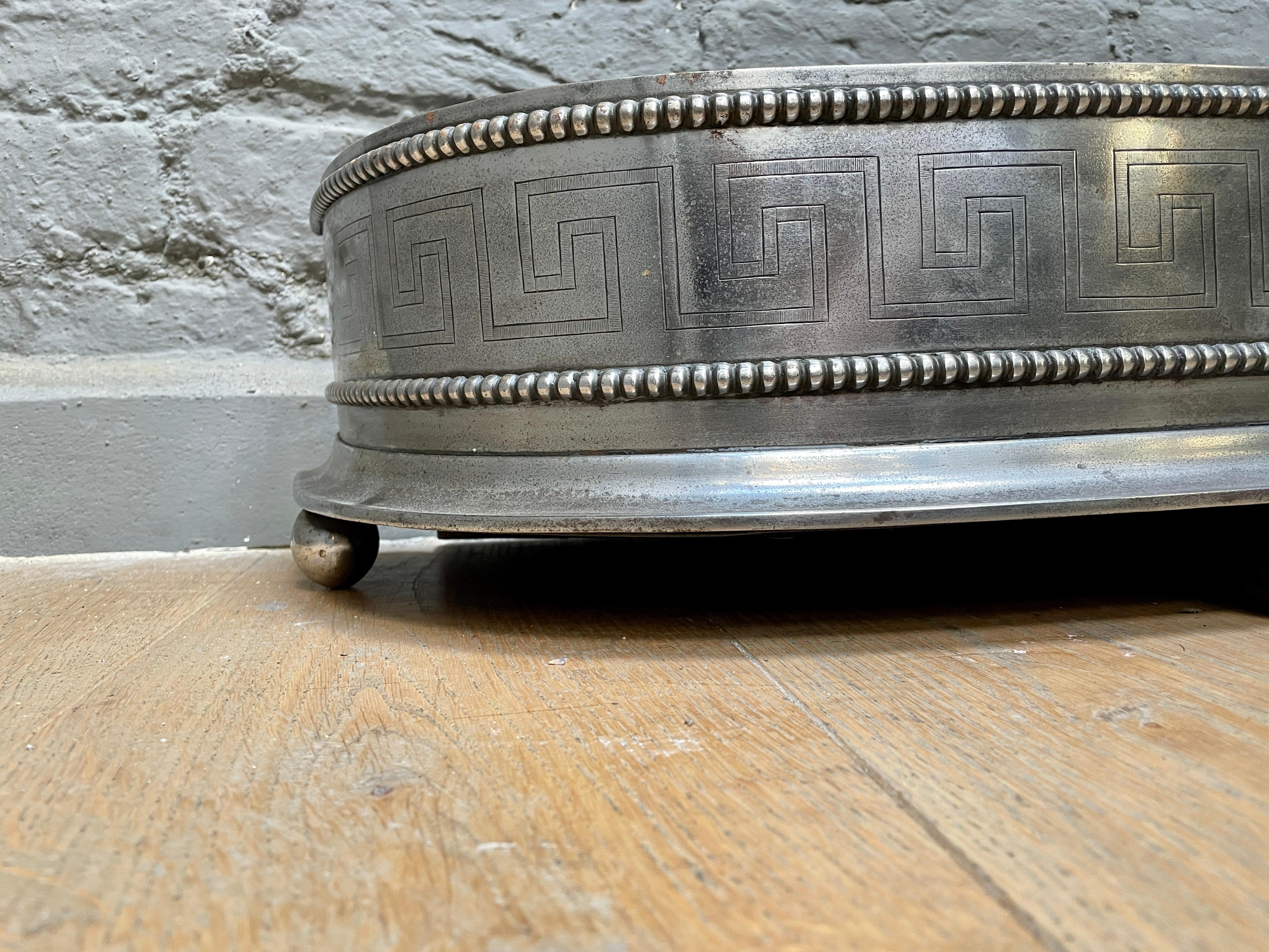 An Antique English Regency Engraved Steel Fender In Good Condition For Sale In London, GB