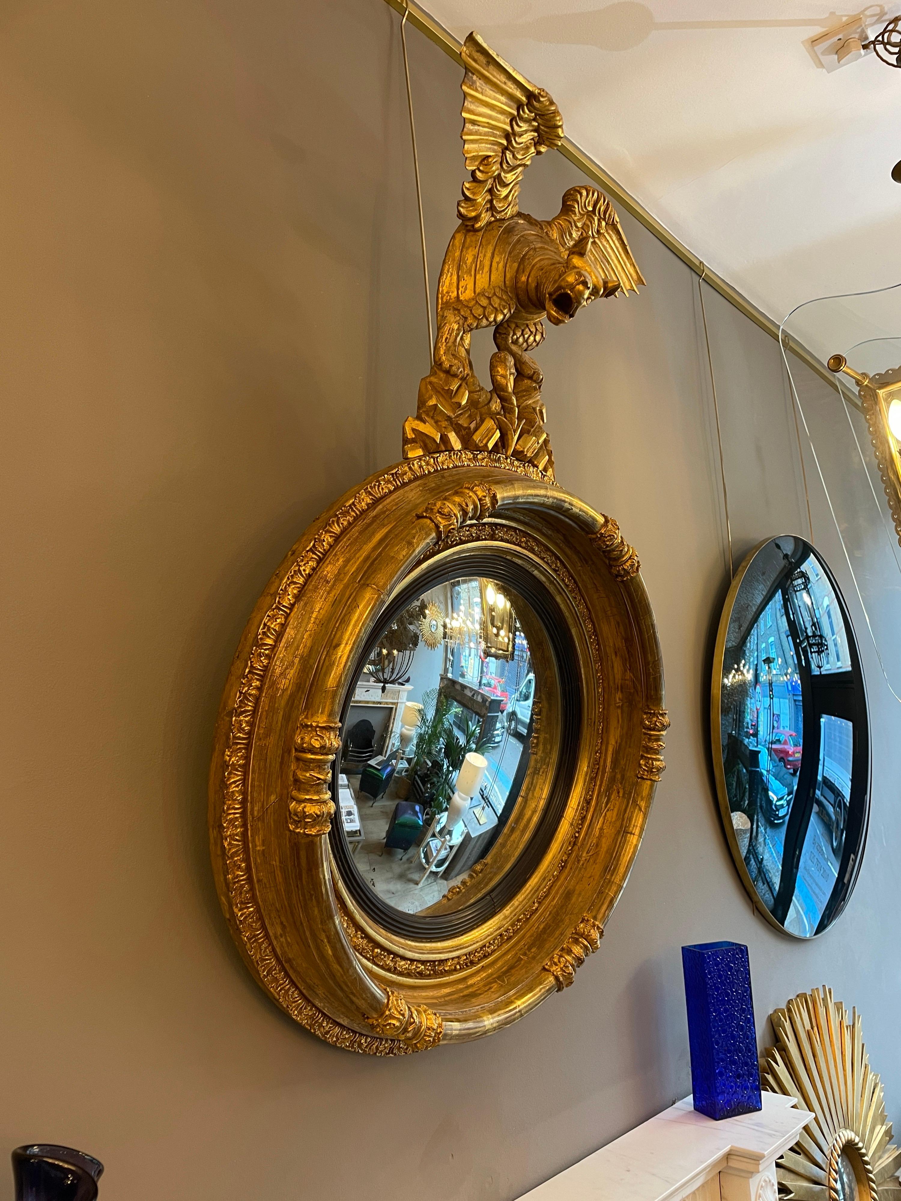 Antique miroir convexe doré de style Régence anglaise en vente 7