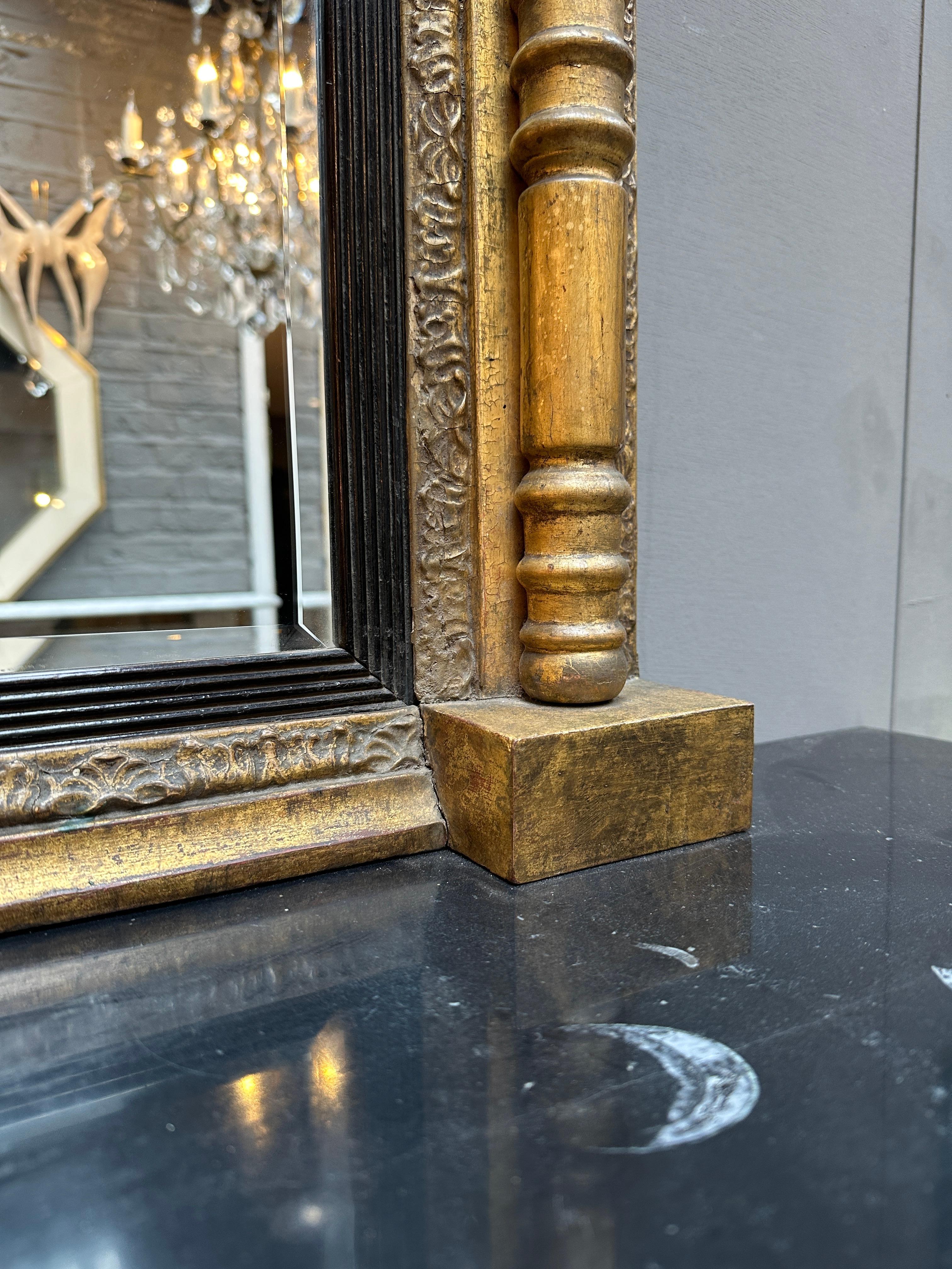 Antiker englischer Regency-Spiegel mit vergoldetem Obermantel  im Angebot 2