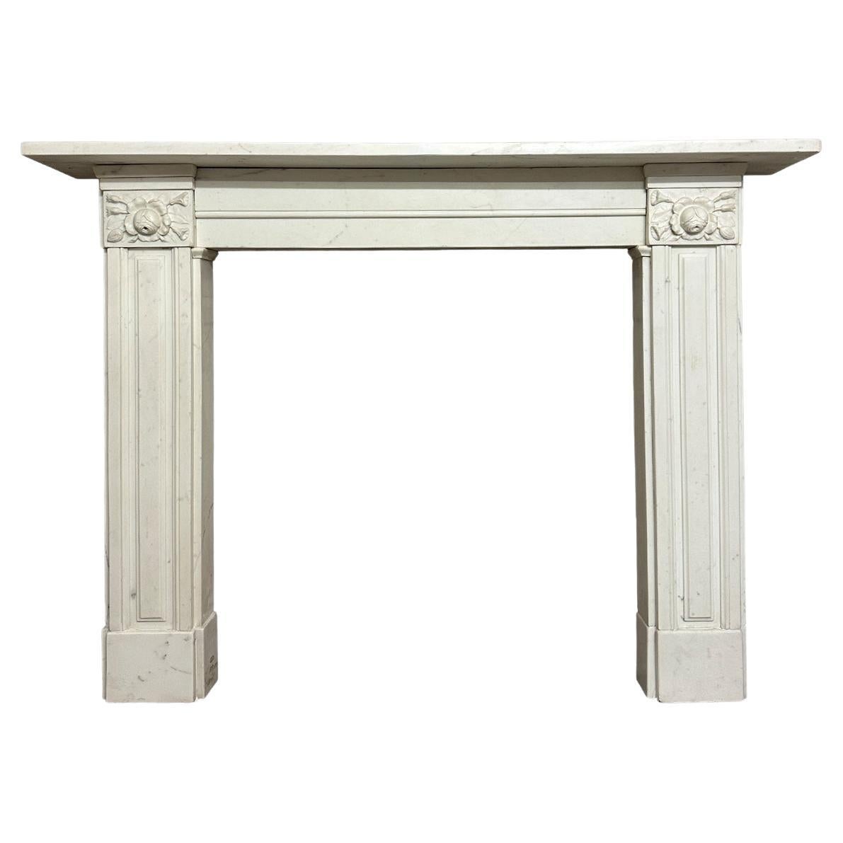 Un antico caminetto inglese Regency statuario in marmo bianco