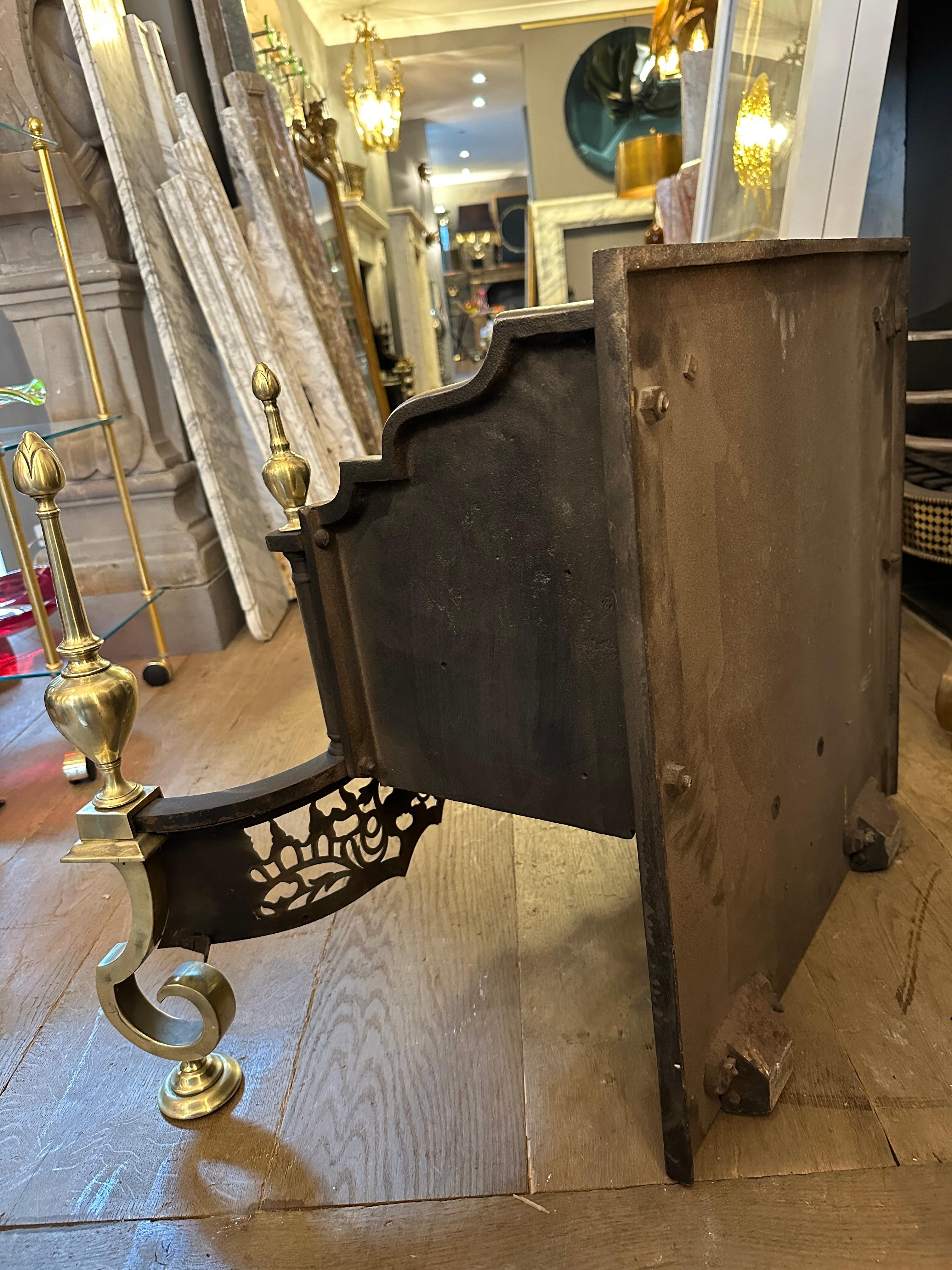 Un'antica opera inglese  Griglia per il fuoco in ottone e acciaio in stile Regency in vendita 7