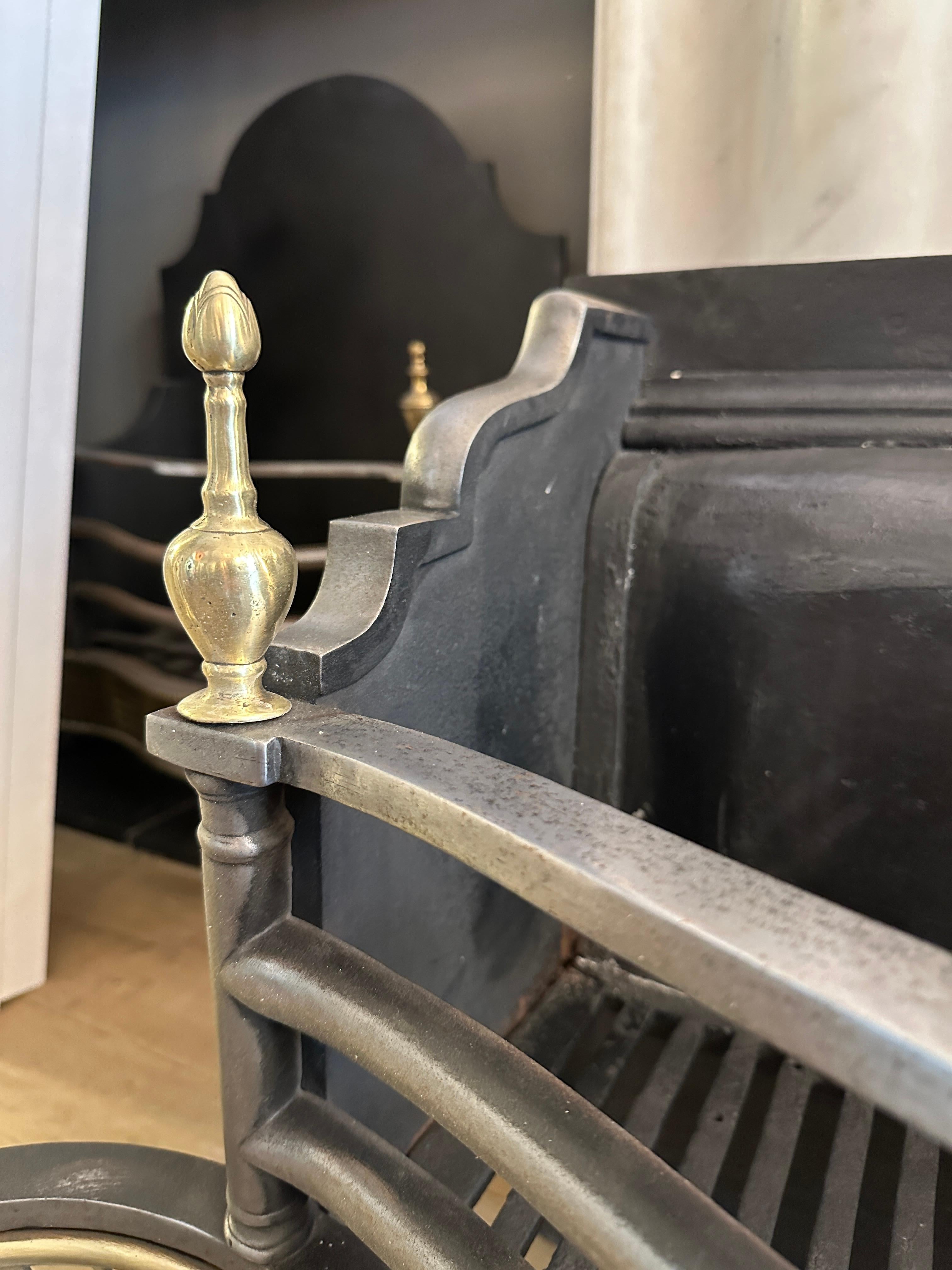 Un'antica opera inglese  Griglia per il fuoco in ottone e acciaio in stile Regency In condizioni buone in vendita a London, GB