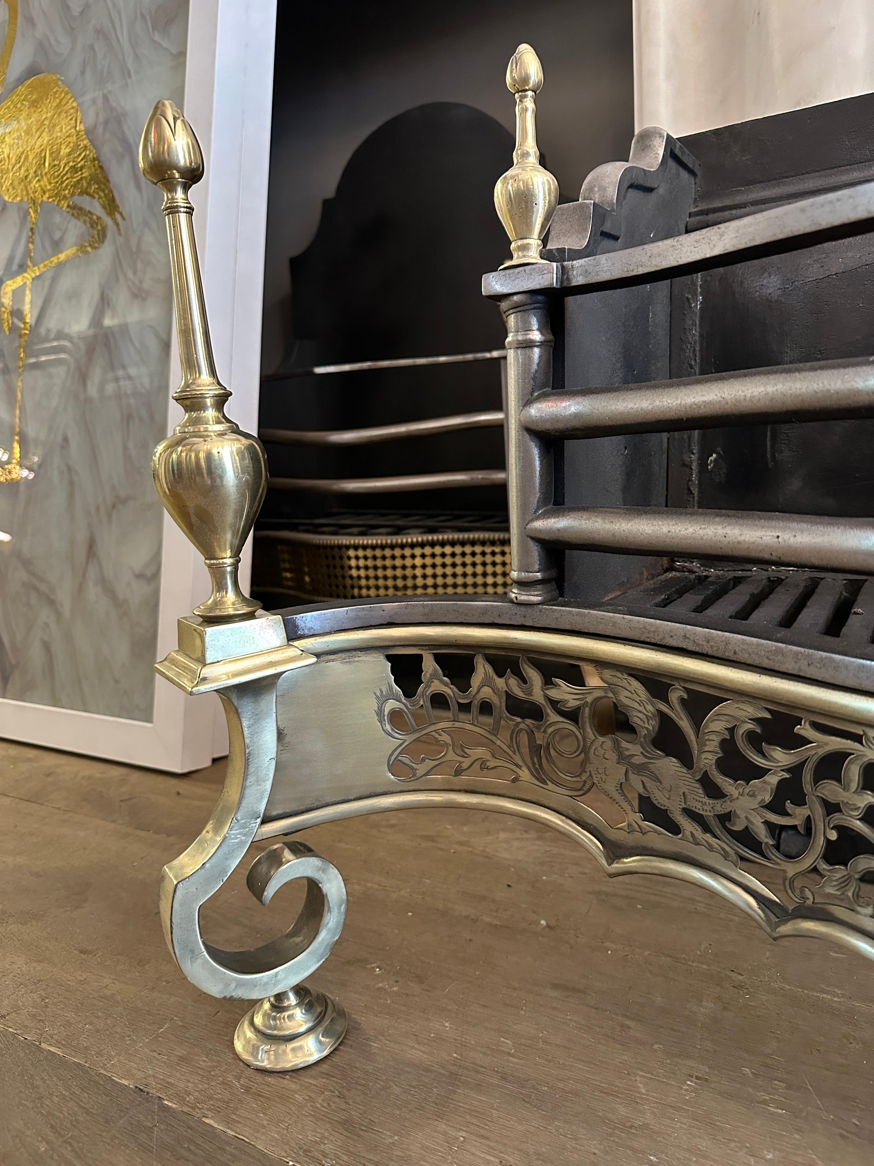 Fine XIX secolo Un'antica opera inglese  Griglia per il fuoco in ottone e acciaio in stile Regency in vendita