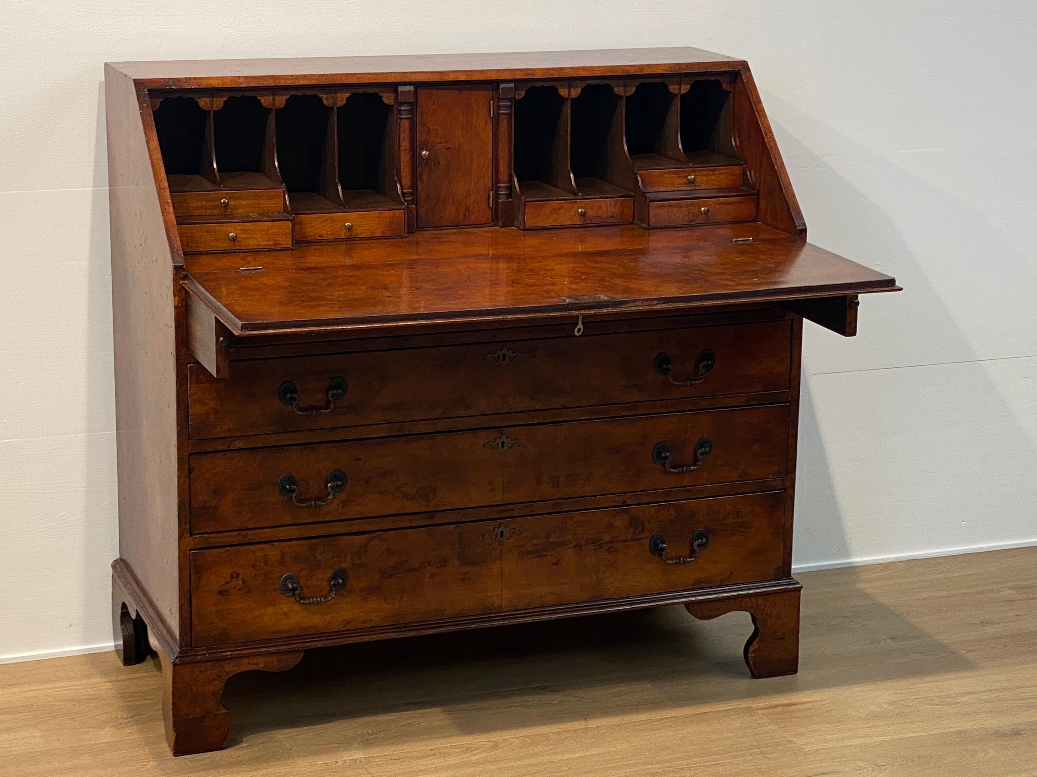 Un antico secretaire inglese in vendita 8