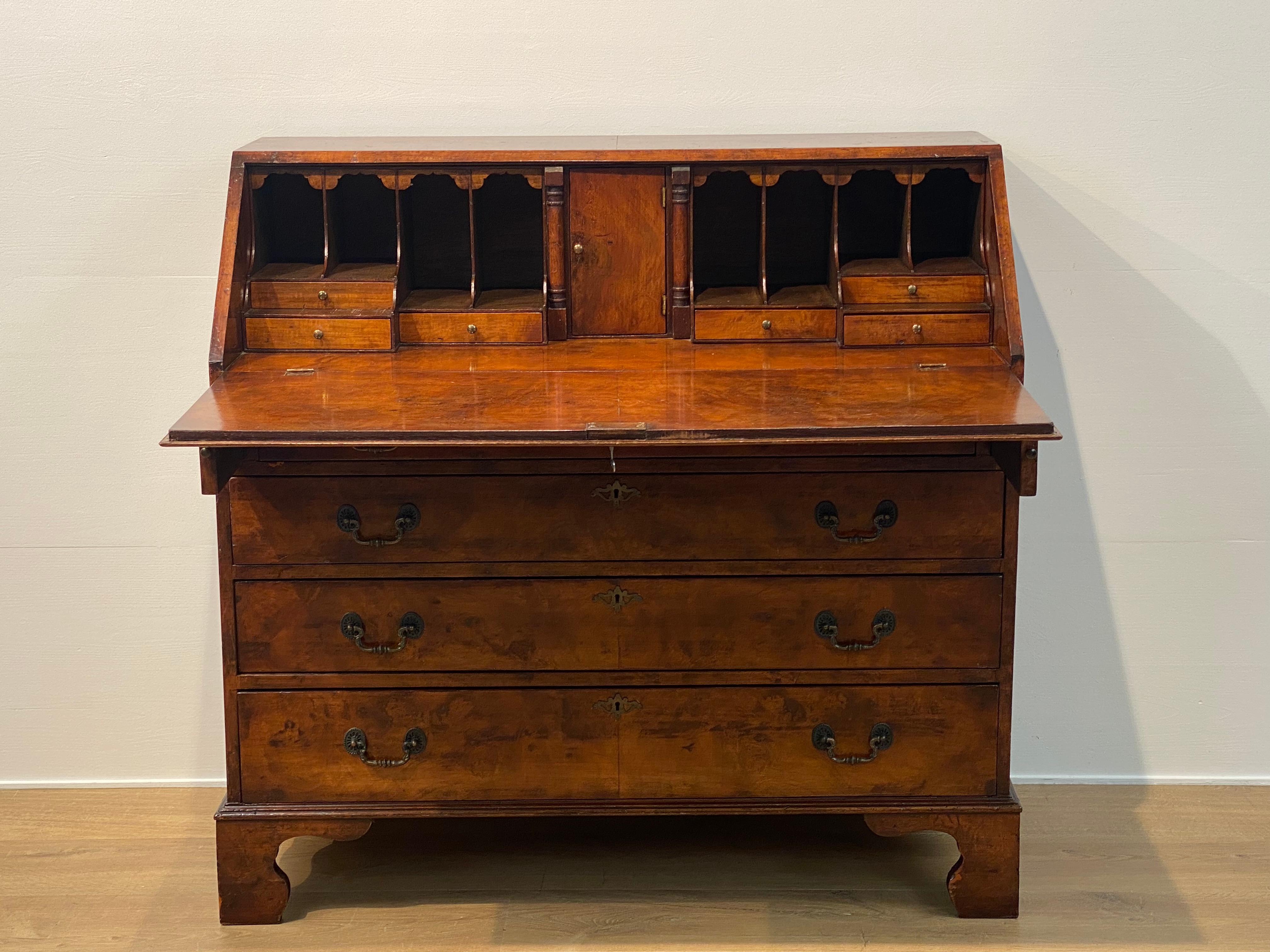 Un antico secretaire inglese in vendita 12