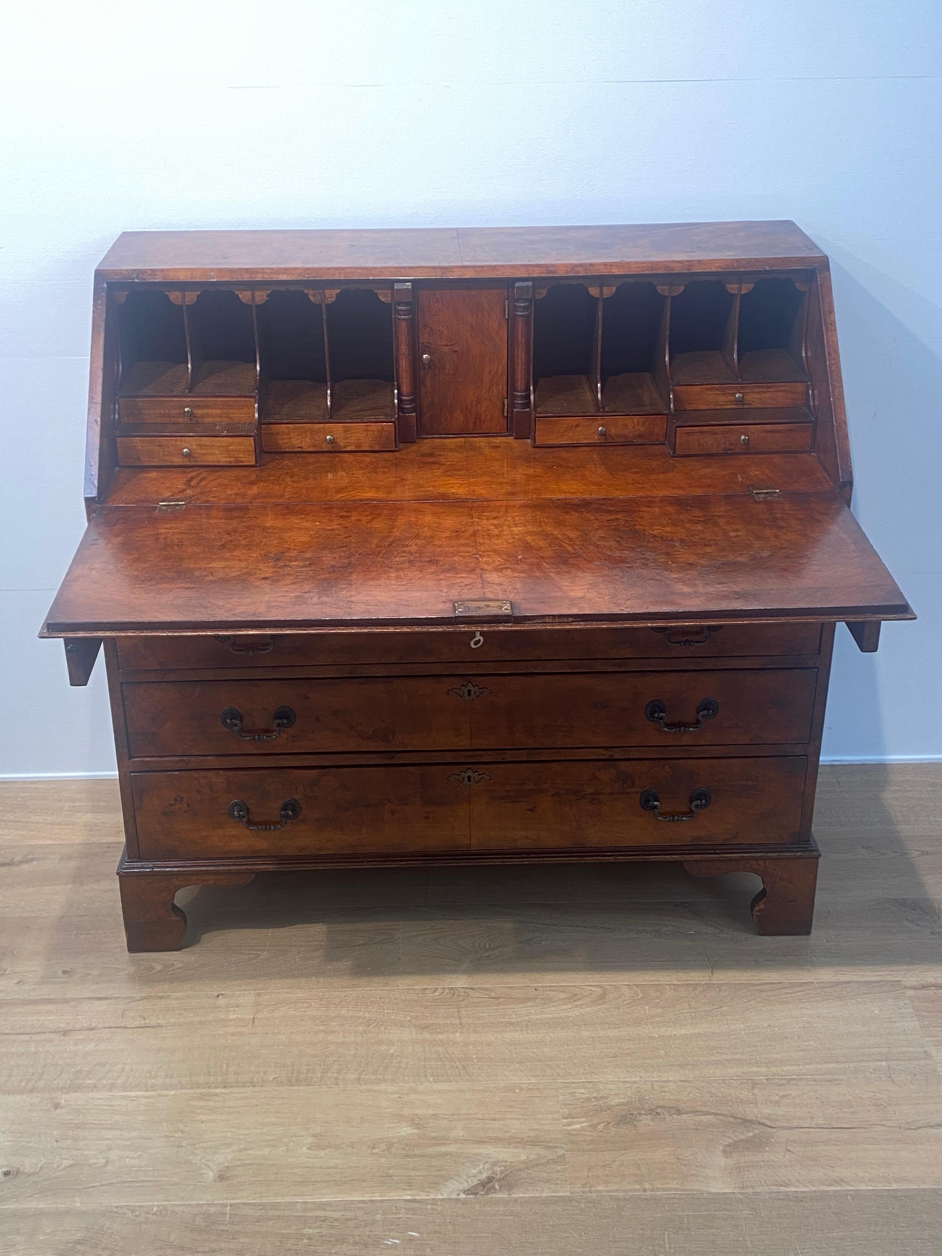 Fine XVIII secolo Un antico secretaire inglese in vendita