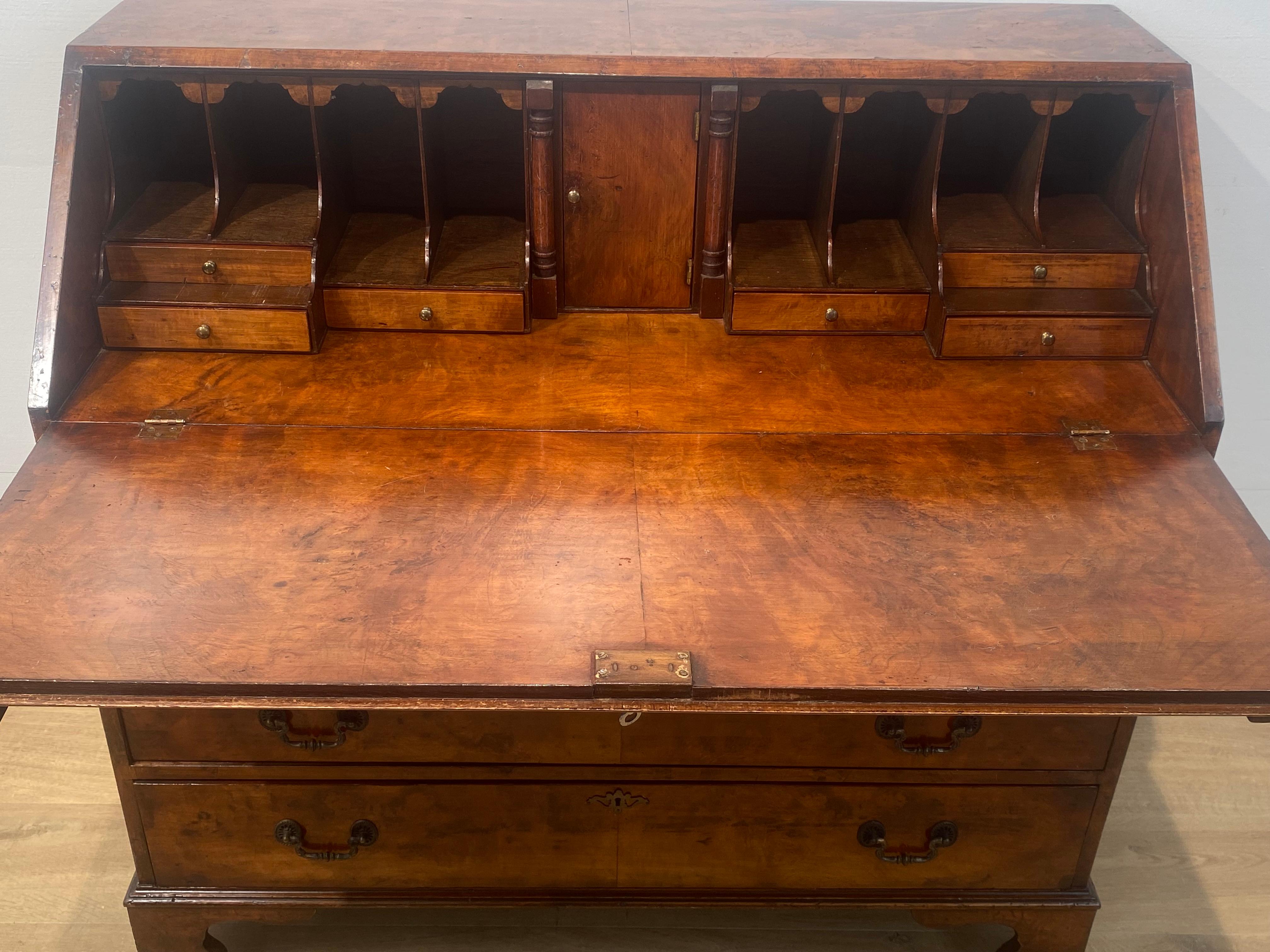 Un antico secretaire inglese in vendita 2