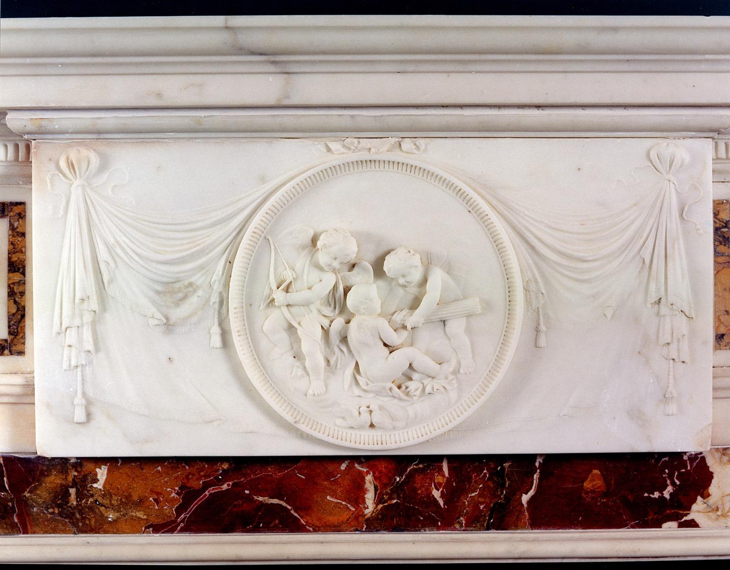 Englischer Marmorkamin aus dem 18. Jahrhundert mit Einlegearbeiten aus Siena-Marmor und griechischen Schlüsseln an den Seitenwänden, einer geschnitzten Mitteltafel mit Putten und Draperie sowie Pfosten mit konischen Säulen, die von ionischen