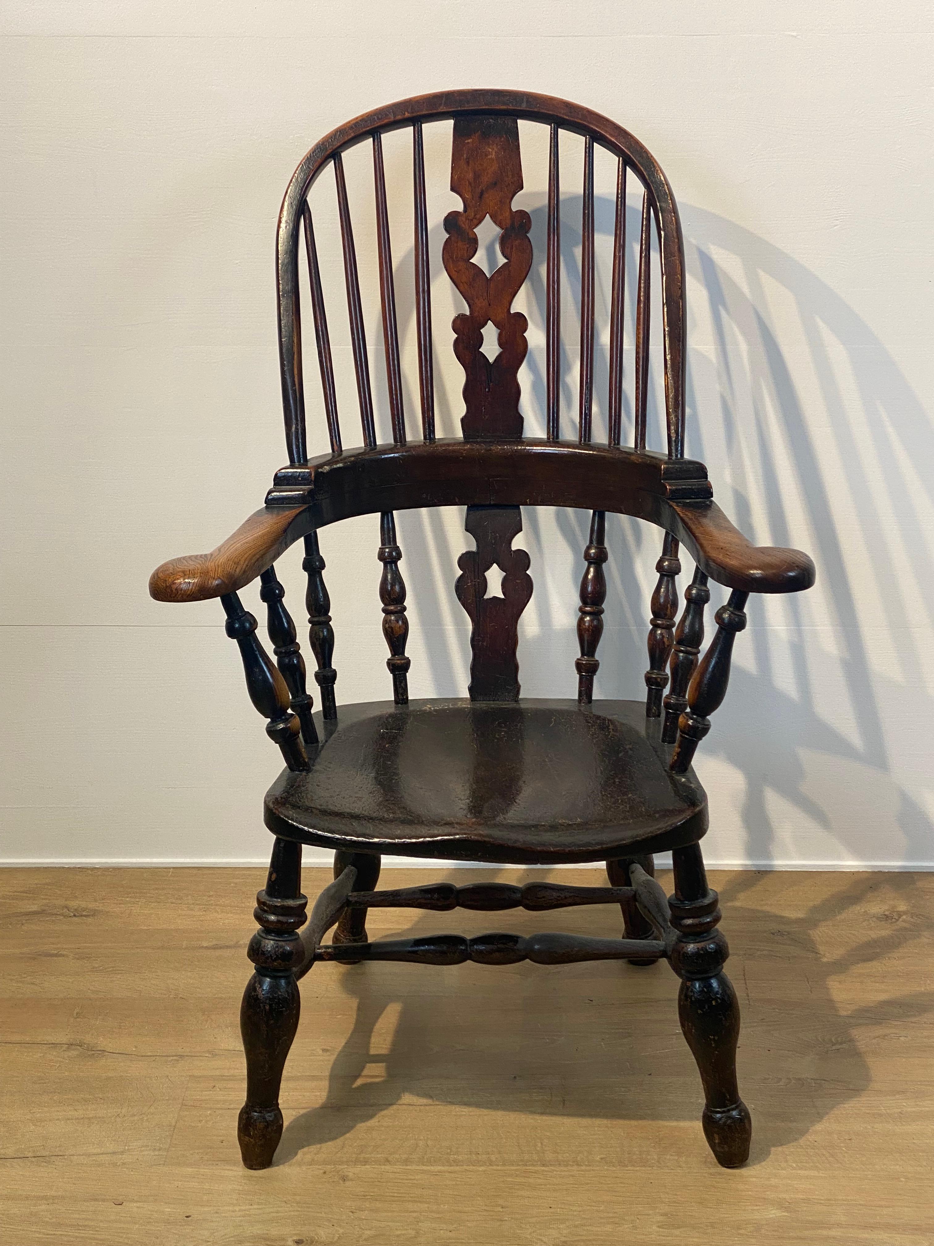 Une élégante et ancienne chaise Windsor anglaise en bois d'Eleg,
la chaise a la patine ancienne et chaude que l'on recherche,
signes d'usure d'usage, assise confortable et excellent état,
une pièce d'artisanat anglais
