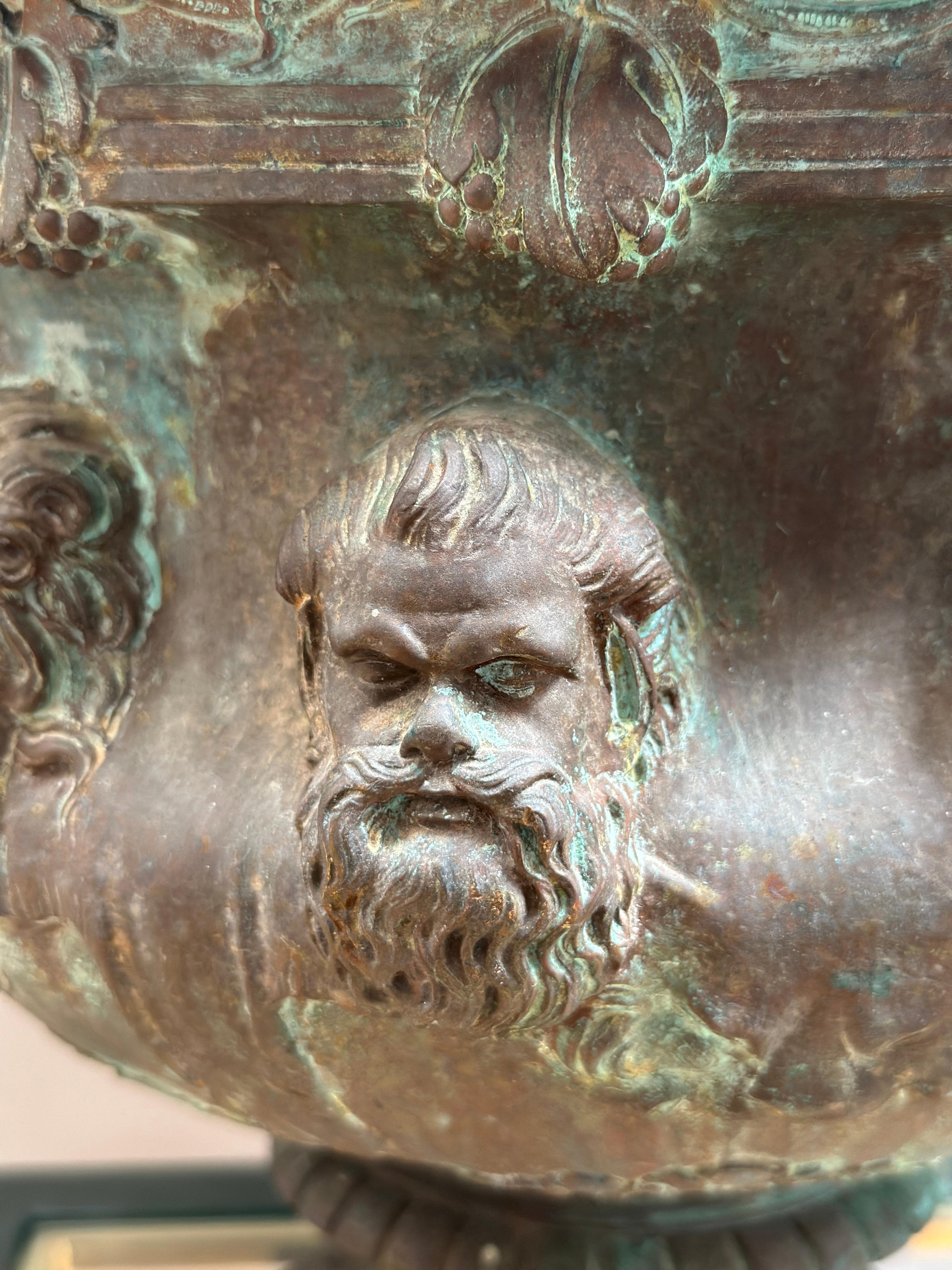 Una Urna Warwick Antigua Francesa de Bronce del Siglo XIX en venta 3