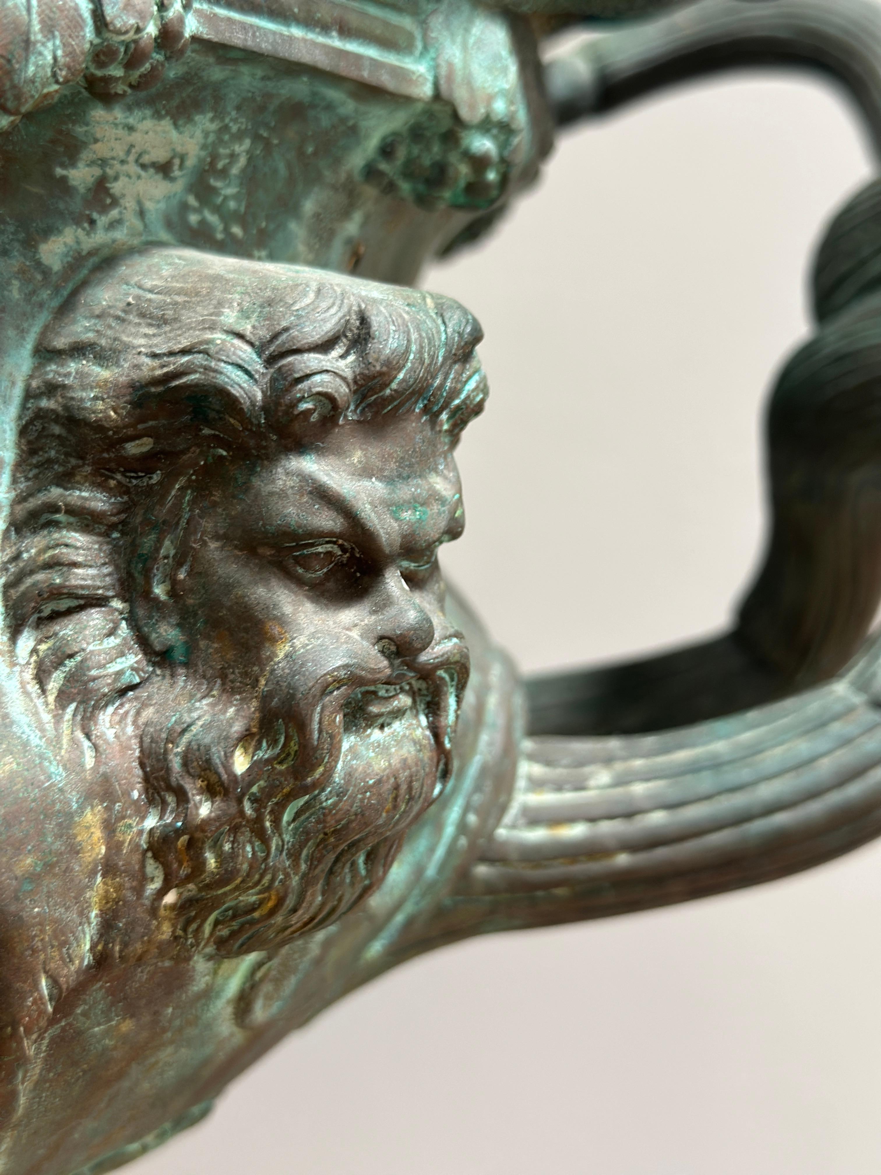 Una Urna Warwick Antigua Francesa de Bronce del Siglo XIX Romano clásico en venta