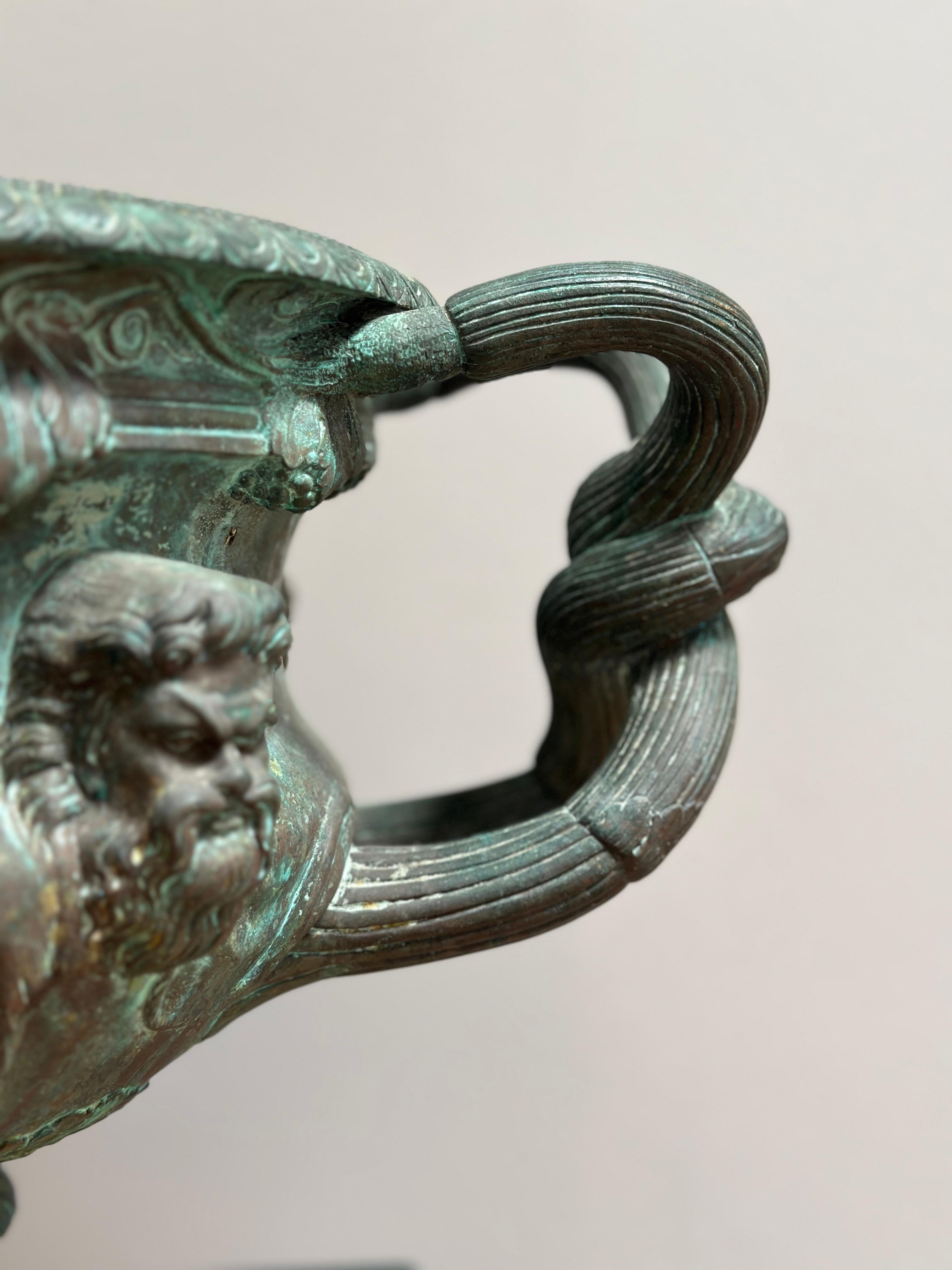 Una Urna Warwick Antigua Francesa de Bronce del Siglo XIX Francés en venta