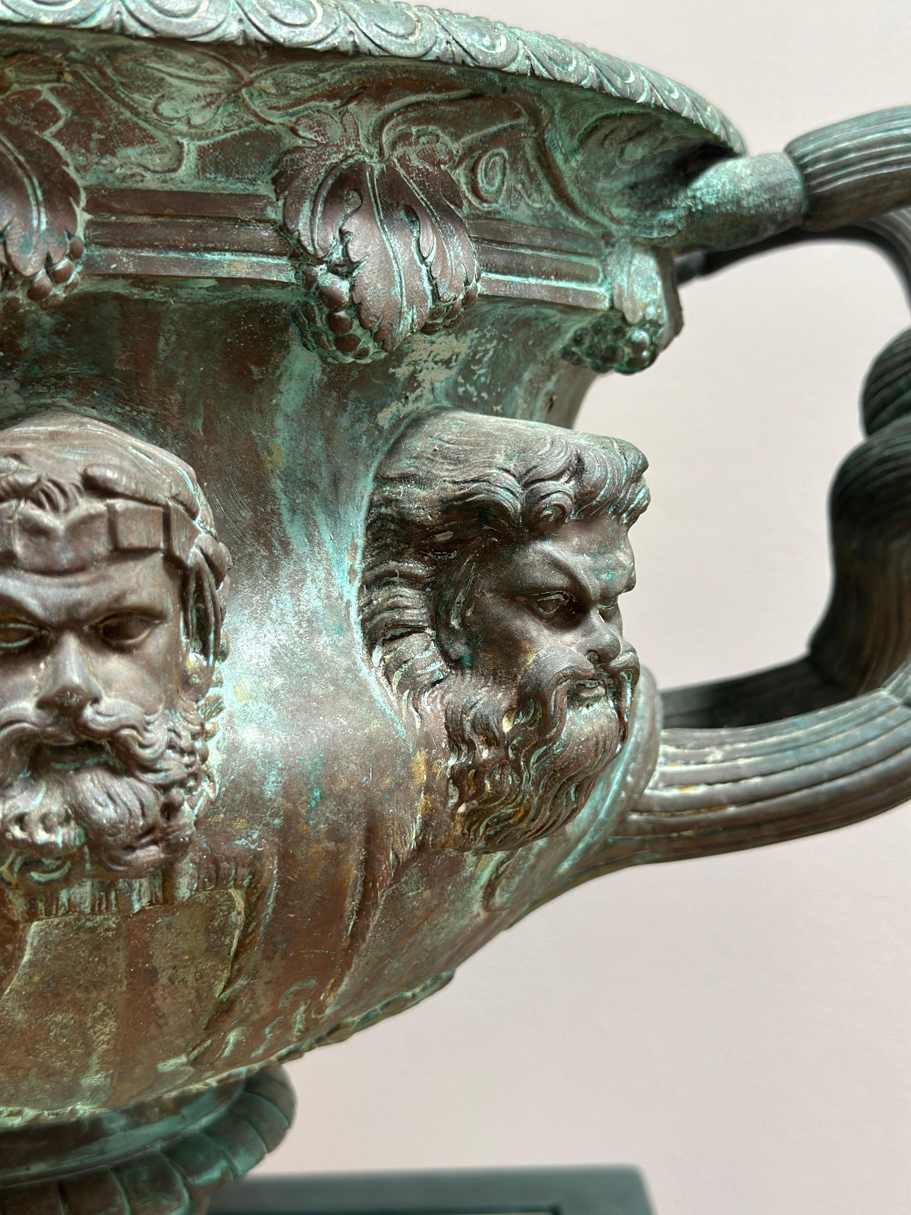 Una Urna Warwick Antigua Francesa de Bronce del Siglo XIX Vaciado en venta