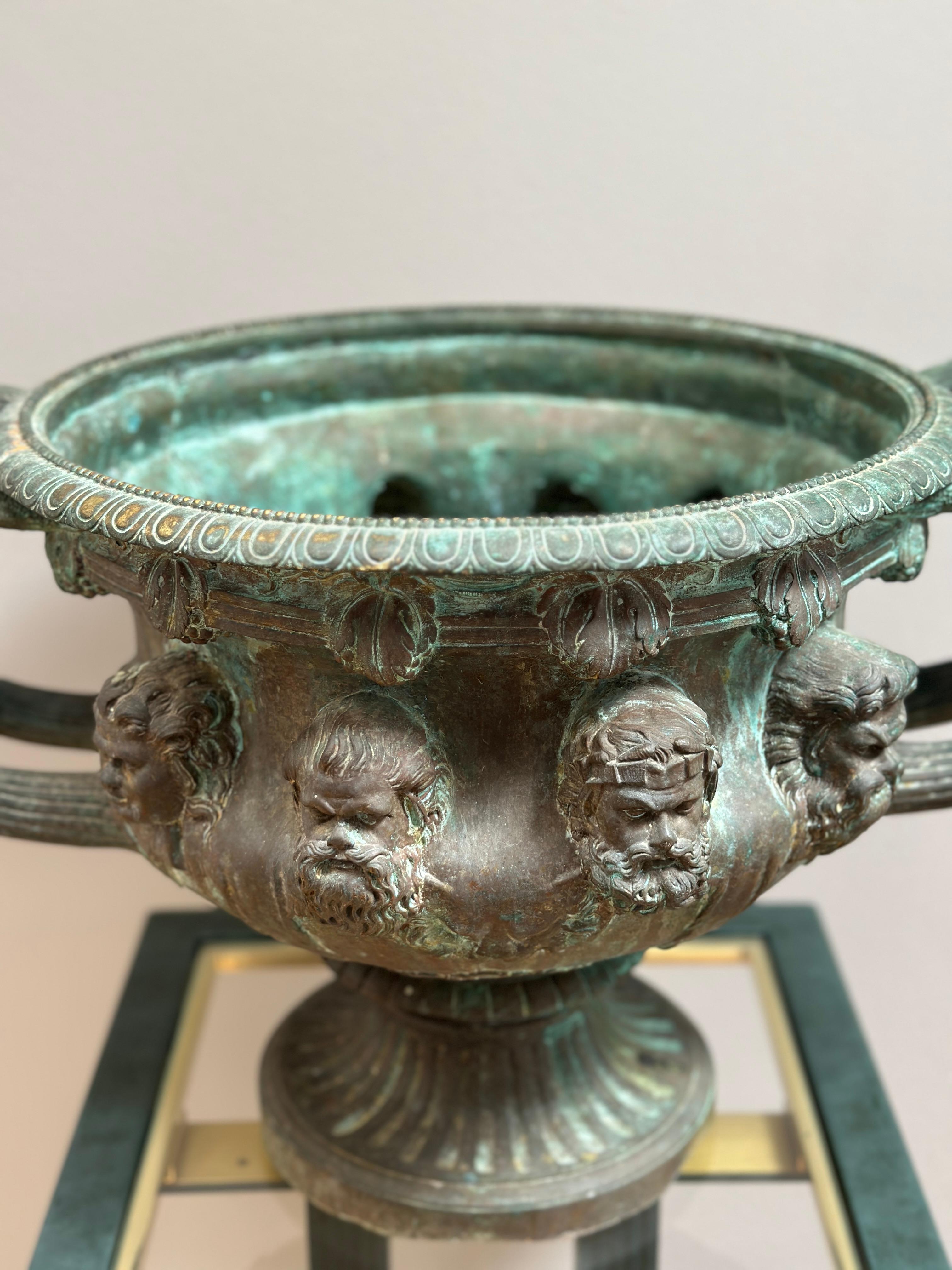 Una Urna Warwick Antigua Francesa de Bronce del Siglo XIX siglo XIX en venta