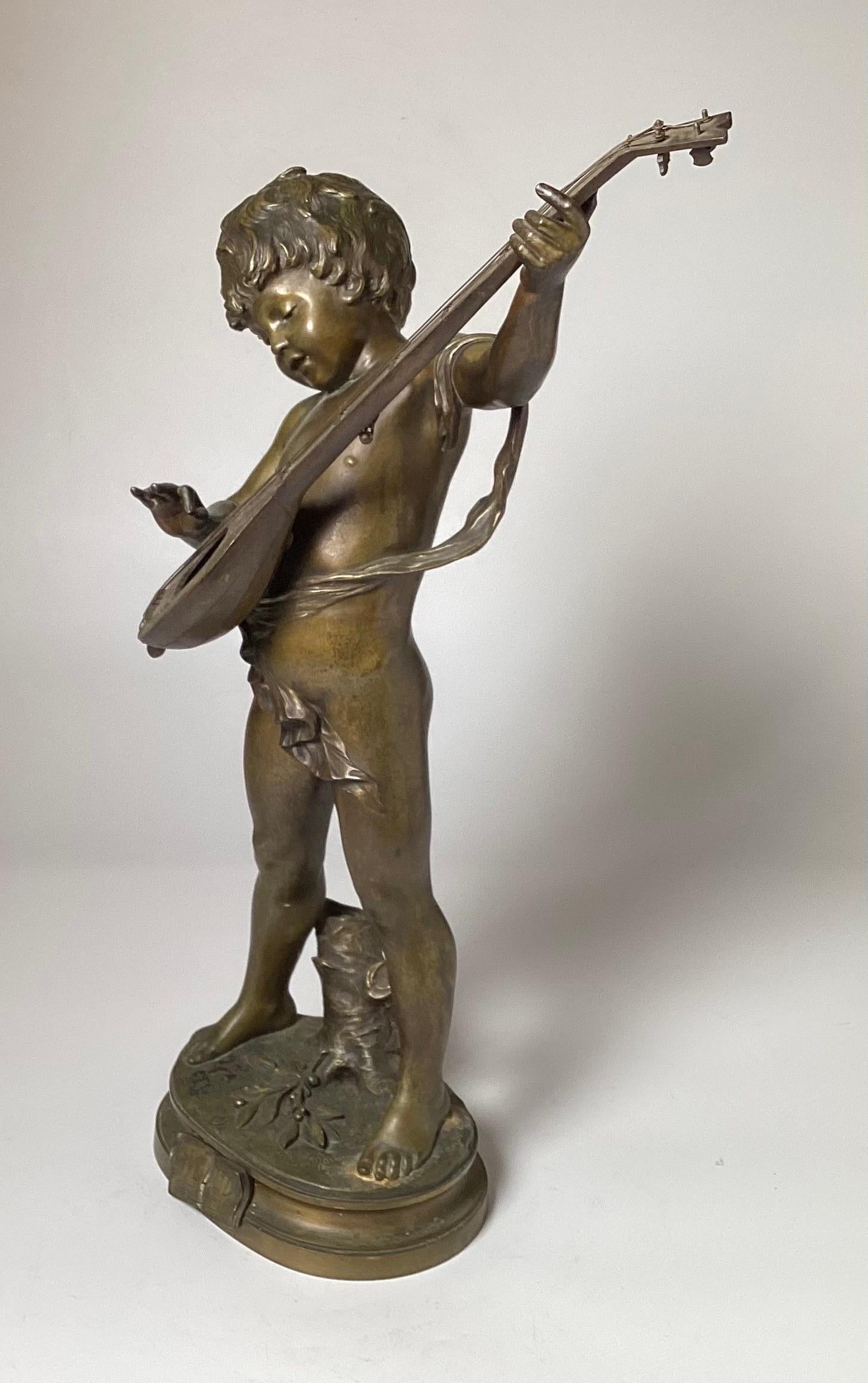 Sculpture en bronze patiné Art Nouveau de la fin du 19e siècle représentant un jeune garçon avec un instrument.  L'artiste a signé Auguste Morea, avec le poinçon du bronze français sur la base.  24 pouces de hauteur 