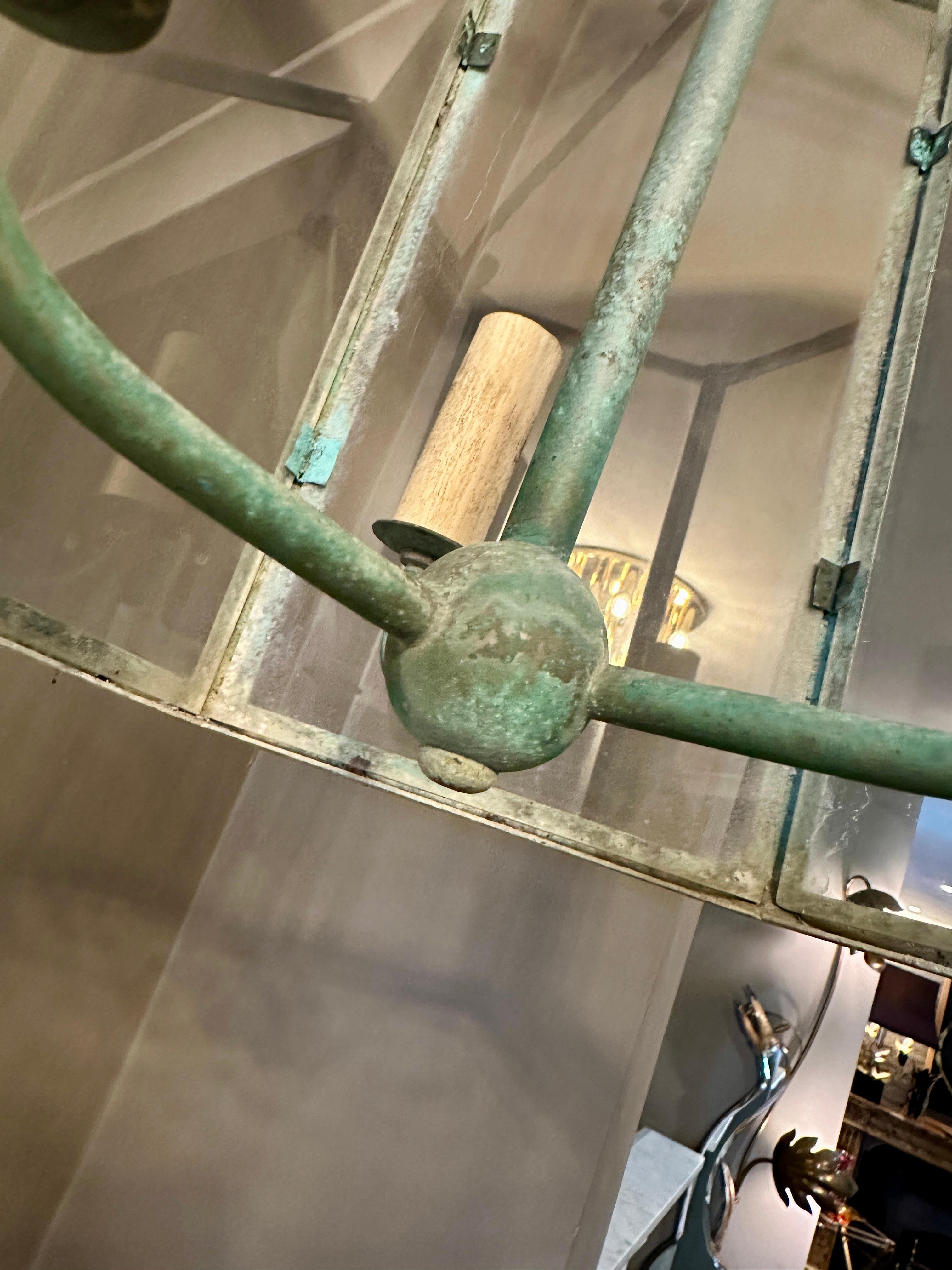 Français Ancienne lanterne française en bronze vert-de-gris en vente