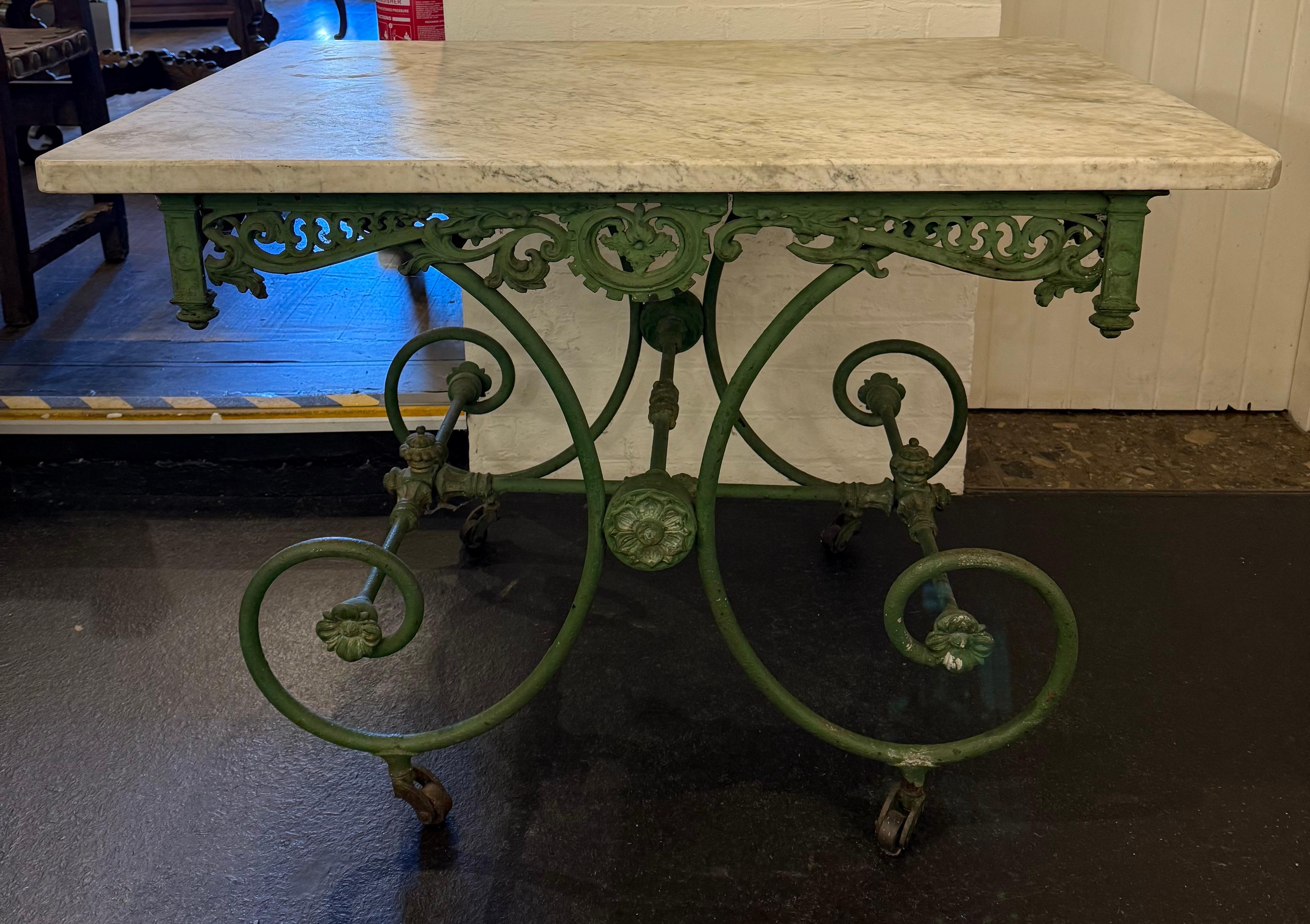 Antique French Butchers Table, fin du 19ème siècle

Description :
Base incurvée en fonte. Frise en fonte ornée sur le pourtour. Pièces originales. Plateau en marbre blanc avec une belle patine d'ancienneté. La table date souvent du 19e ou du début
