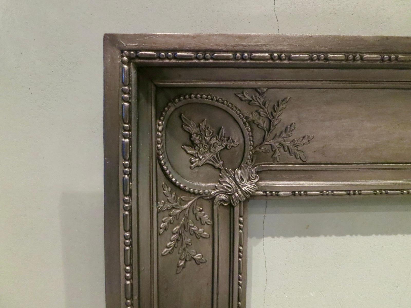 A decorative cast iron French fireplace insert/contracoeur panel. Having inner and outer stung beading and decorative floral and foliate design. French mid 19th -late19th century 

Inner opening sizes 

Measures: 53cm W X 61.5cm H.
