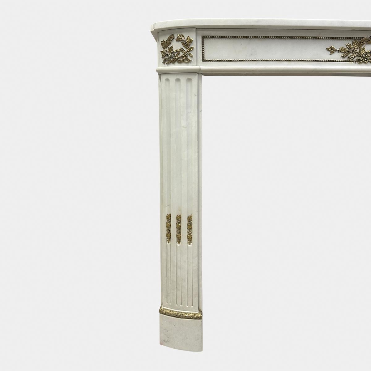 Una antigua repisa de chimenea Imperio francés de mármol blanco estatuario y ormolu Francés en venta