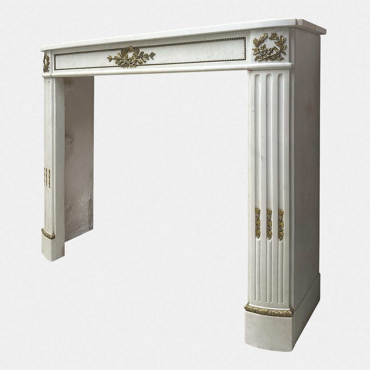 Una antigua repisa de chimenea Imperio francés de mármol blanco estatuario y ormolu en Bueno estado para la venta en London, GB
