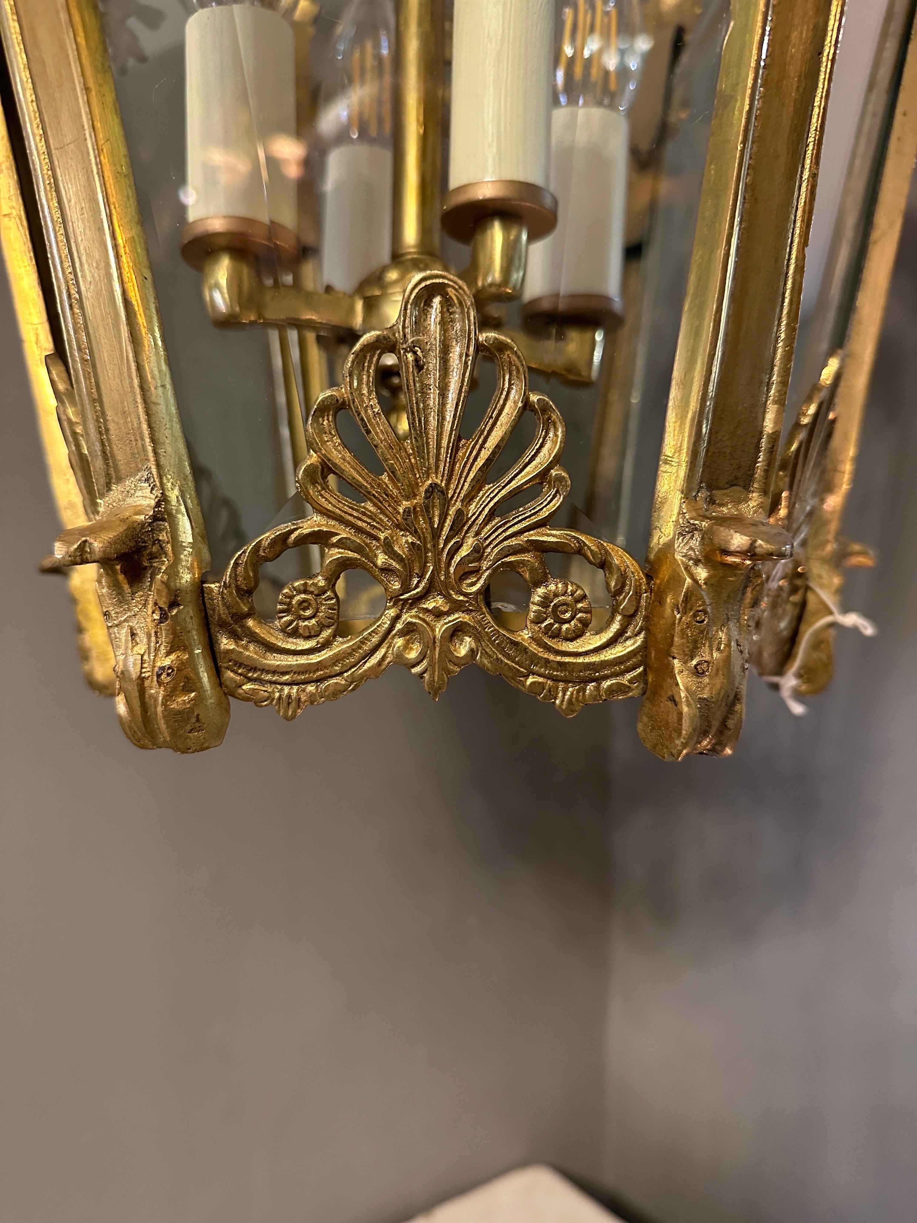 Français Ancienne lanterne rococo française de style Louis XV en bronze doré  en vente