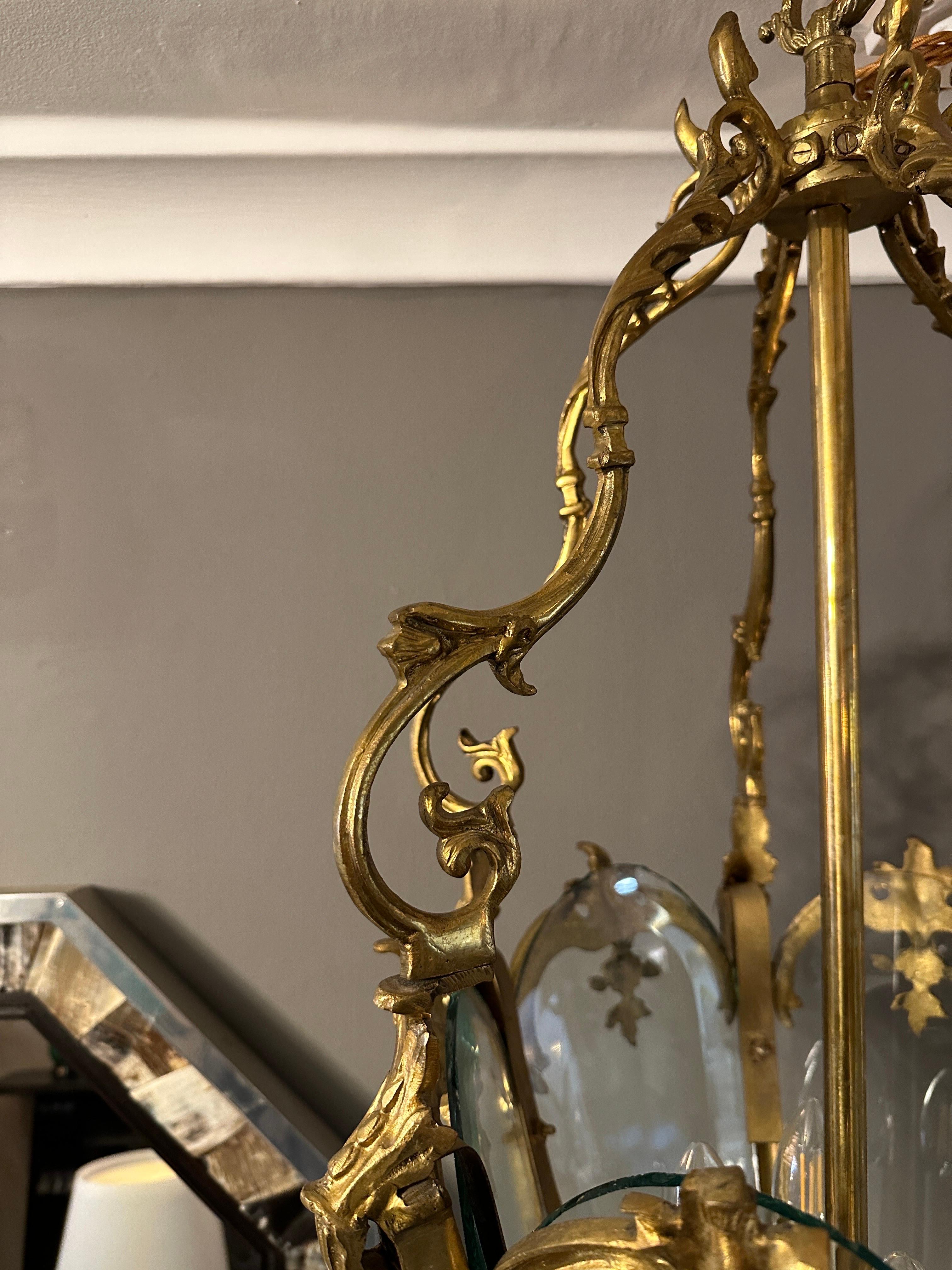 Antike französische Laterne aus vergoldeter Bronze im Stil von Louis XV und Rokoko  im Angebot 2