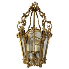 Un'antica lanterna rococò francese in bronzo dorato in stile Luigi XV