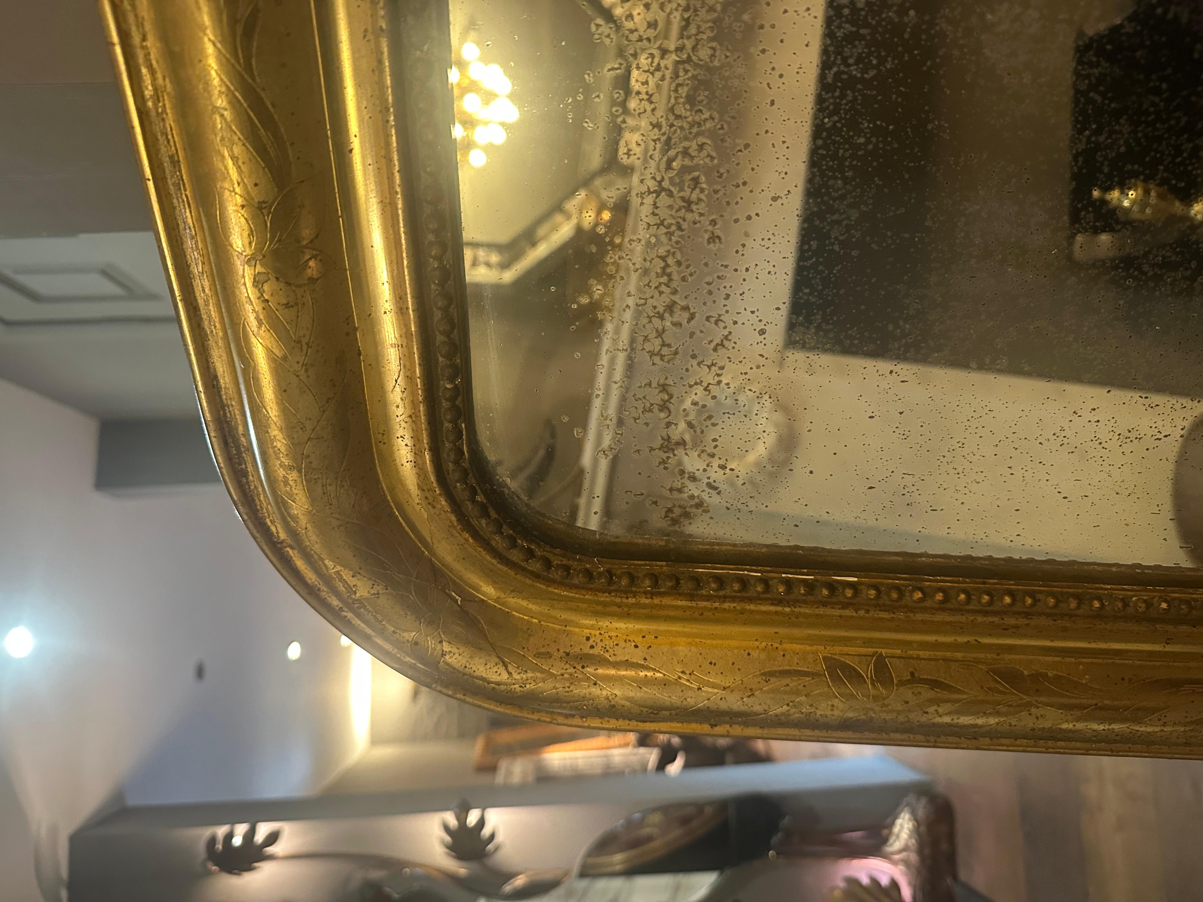 Français Antique French Louis Philippe Domed Topped Gold Gilt Mirror (Miroir à dôme en or et doré) en vente