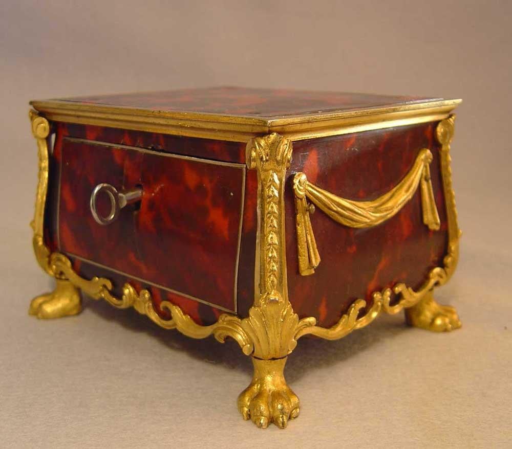 Antique French Louis XV Ormolu Mounted Tortoiseshell Patch or Rouge Box In Good Condition For Sale In London, GB