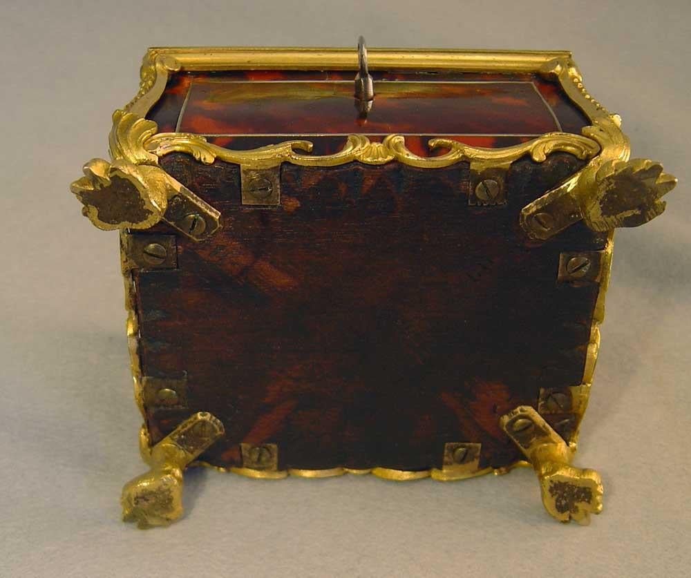 Écaille Ancienne boîte à timbres ou à rouge en écaille de tortue montée en bronze d'époque Louis XV en vente
