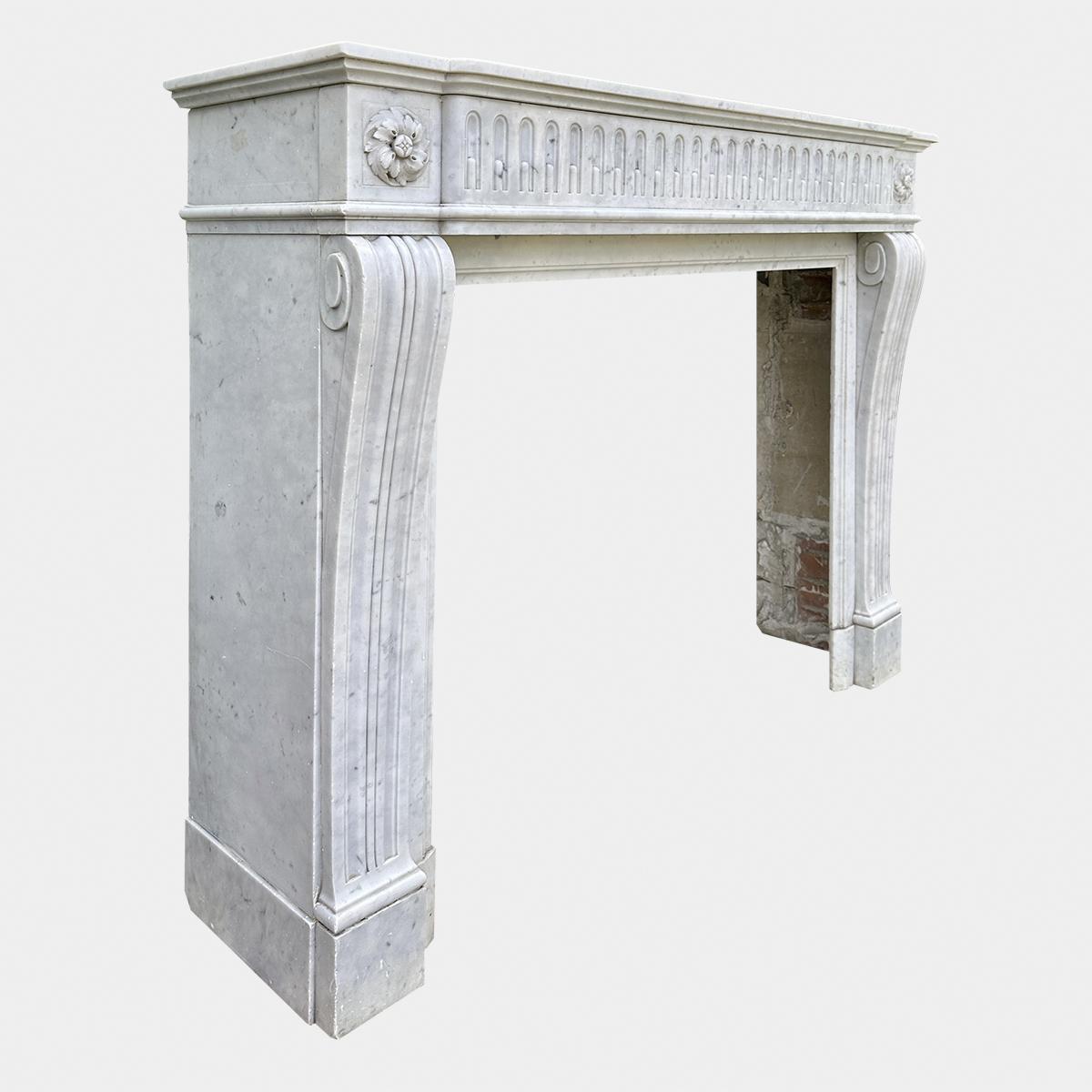 Sculpté à la main Cheminée française ancienne de style Louis XVI en marbre de Carrare  en vente