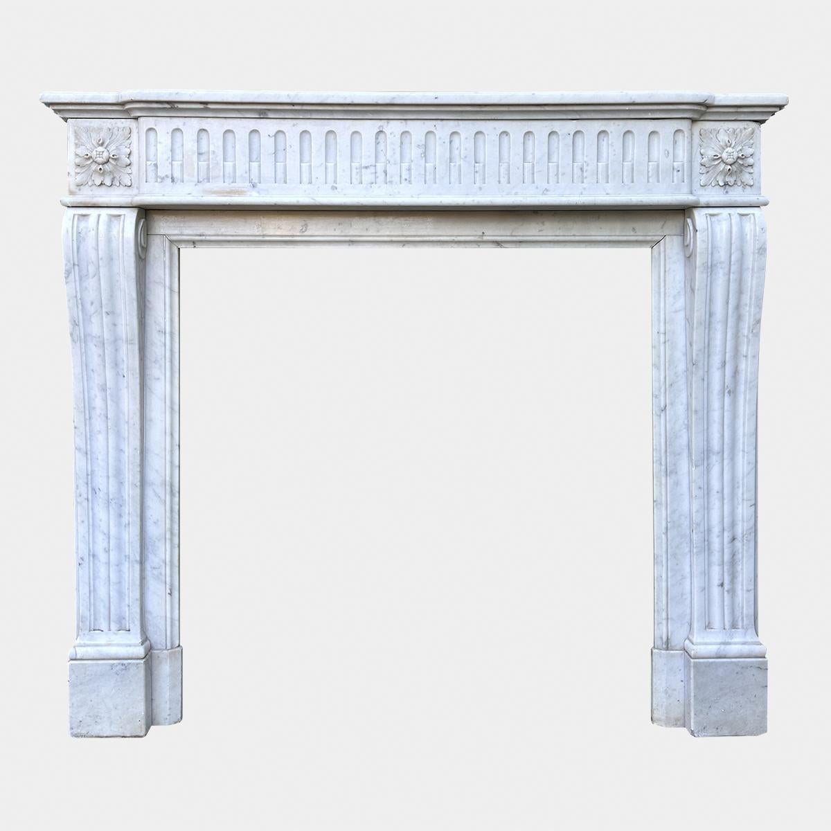 Antiker französischer Kaminsims aus Carrara-Marmor im Louis-XVI.-Stil  (Handgeschnitzt) im Angebot