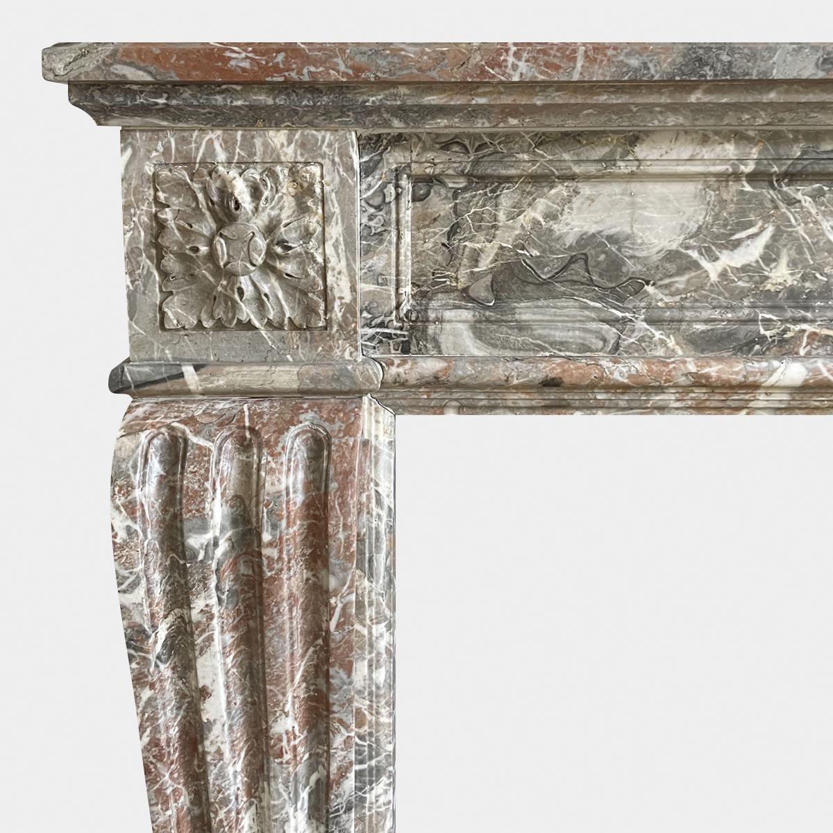 Antiker französischer Kaminsims aus Marmor im Louis-XVI.-Stil (Louis XVI.) im Angebot