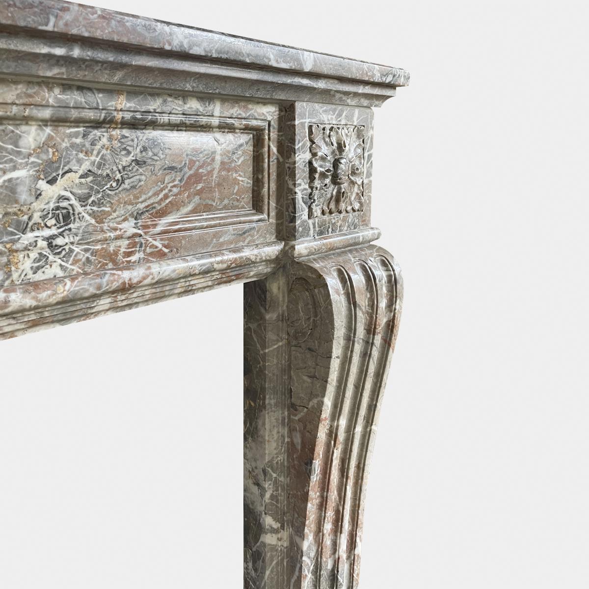 Antiker französischer Kaminsims aus Marmor im Louis-XVI.-Stil (Französisch) im Angebot