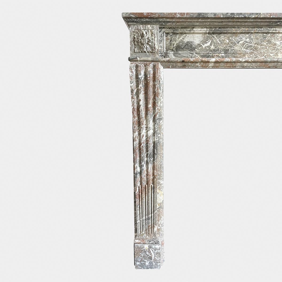 Antiker französischer Kaminsims aus Marmor im Louis-XVI.-Stil (19. Jahrhundert) im Angebot