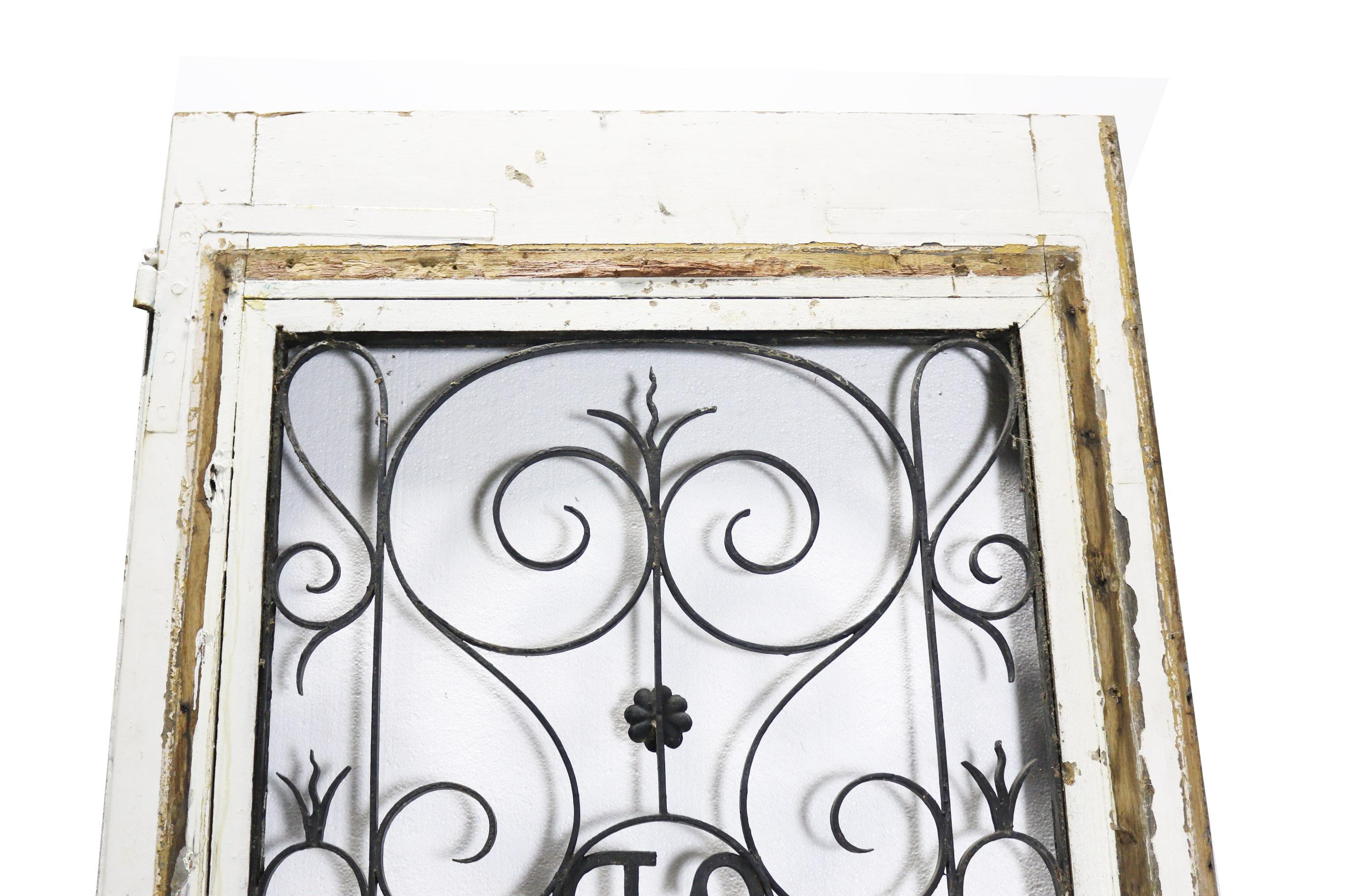 Puerta francesa de roble con reja de hierro forjado, con monograma, sin acristalamiento.

Consulta el informe de estado más abajo, el precio refleja el estado.

Dimensiones adicionales:

Altura de la superficie acristalada 117 cm

Anchura de