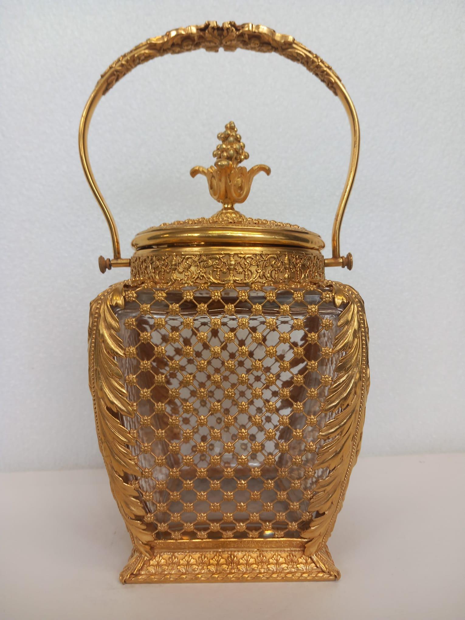 Ancienne boîte à biscuits ou seau à glace en bronze doré et verre, le corps en bronze doré décoré d'un motif de style rococo de fleurs et de feuilles d'acanthe sur les côtés, avec un couvercle et une poignée en bronze doré.
France vers 1880
