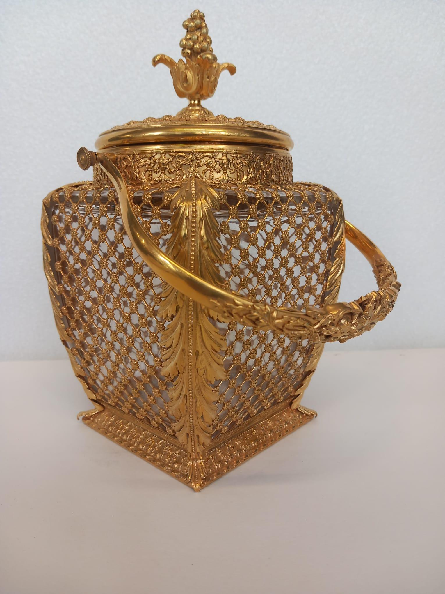 Eine antike französische Keksdose aus Ormolu und Glas oder ein Eiskübel (Französisch) im Angebot